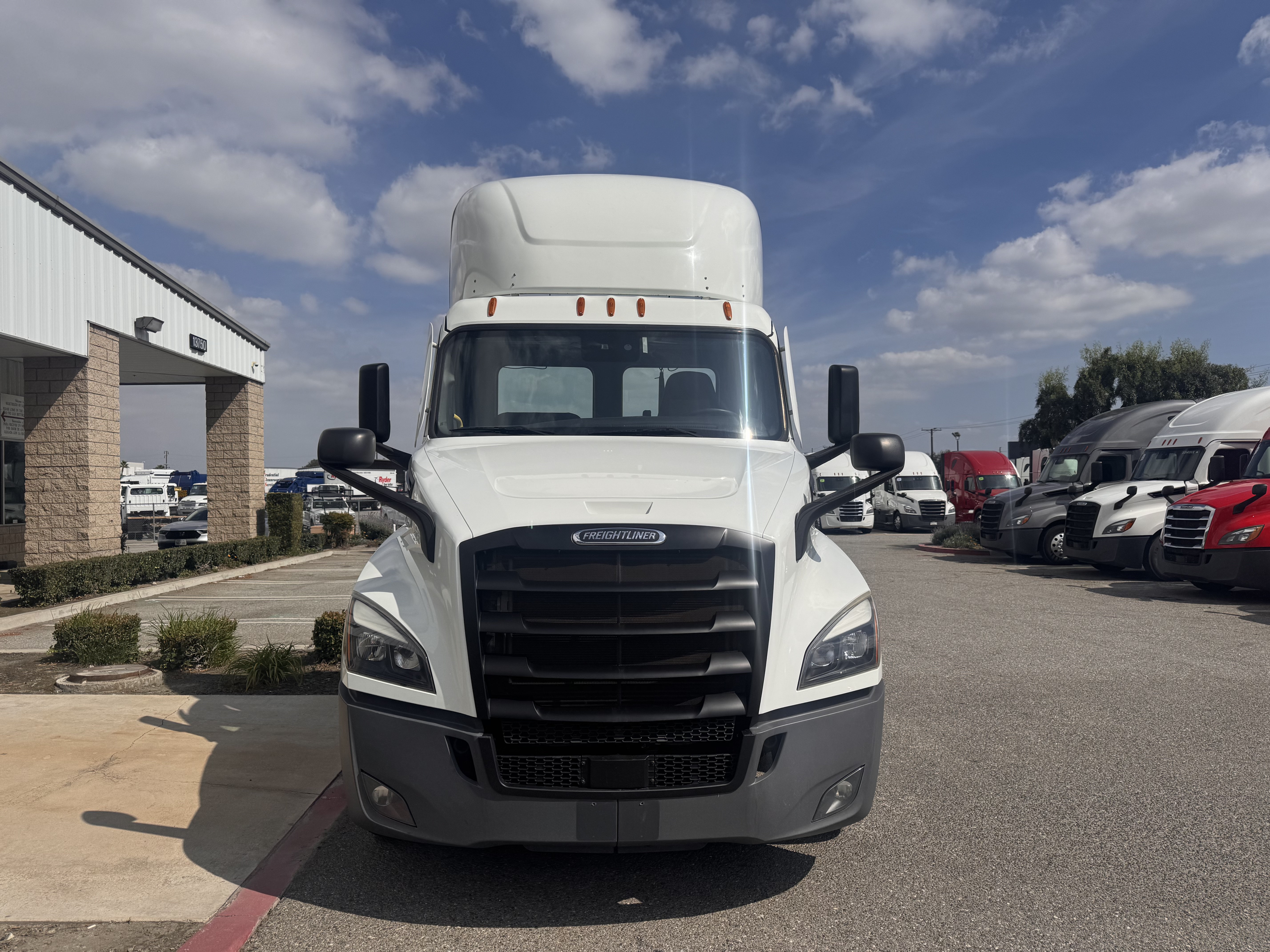 2022 FREIGHTLINER CASCADIA 126DC - image 2