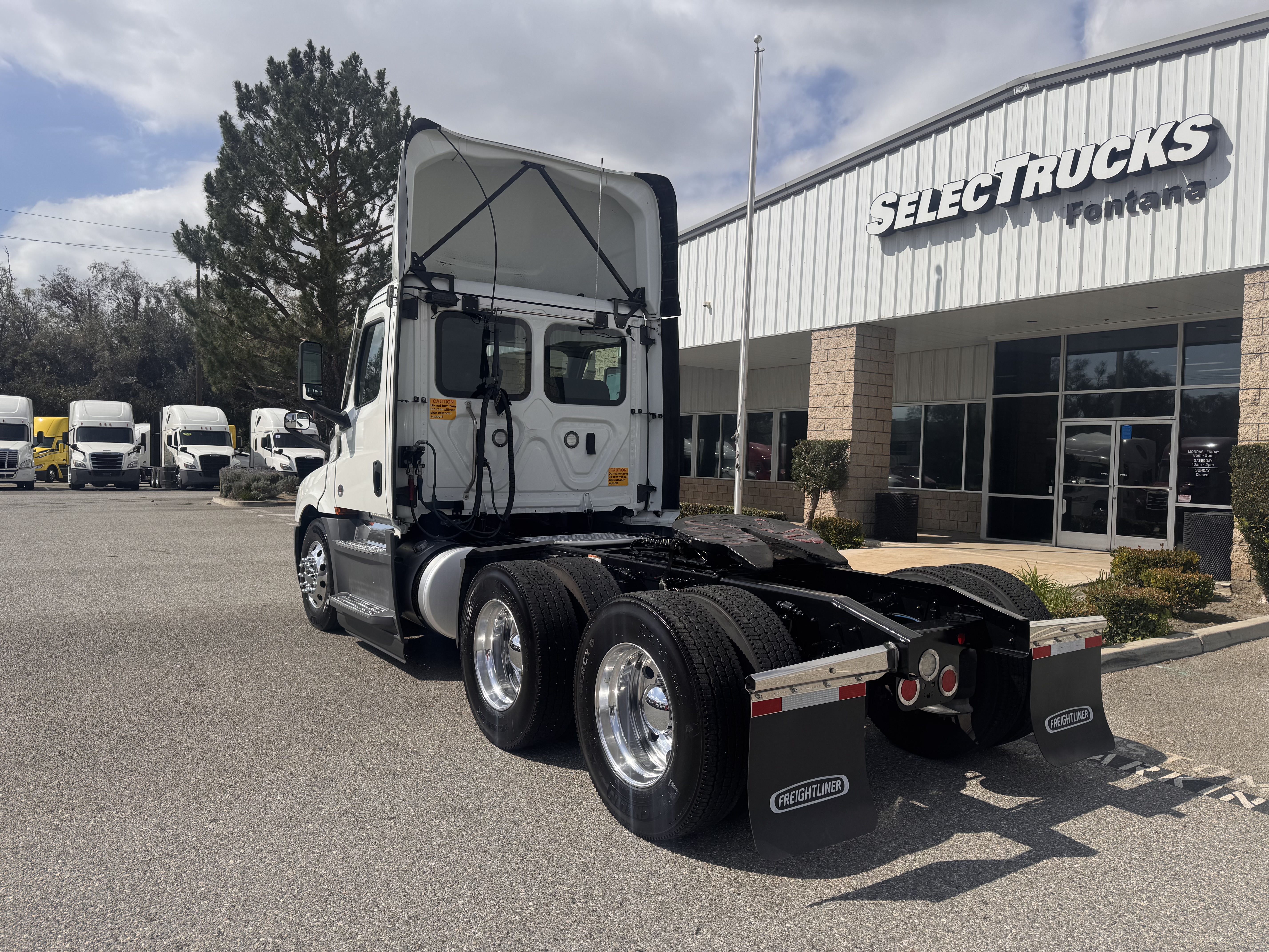 2022 FREIGHTLINER CASCADIA 126DC - image 4
