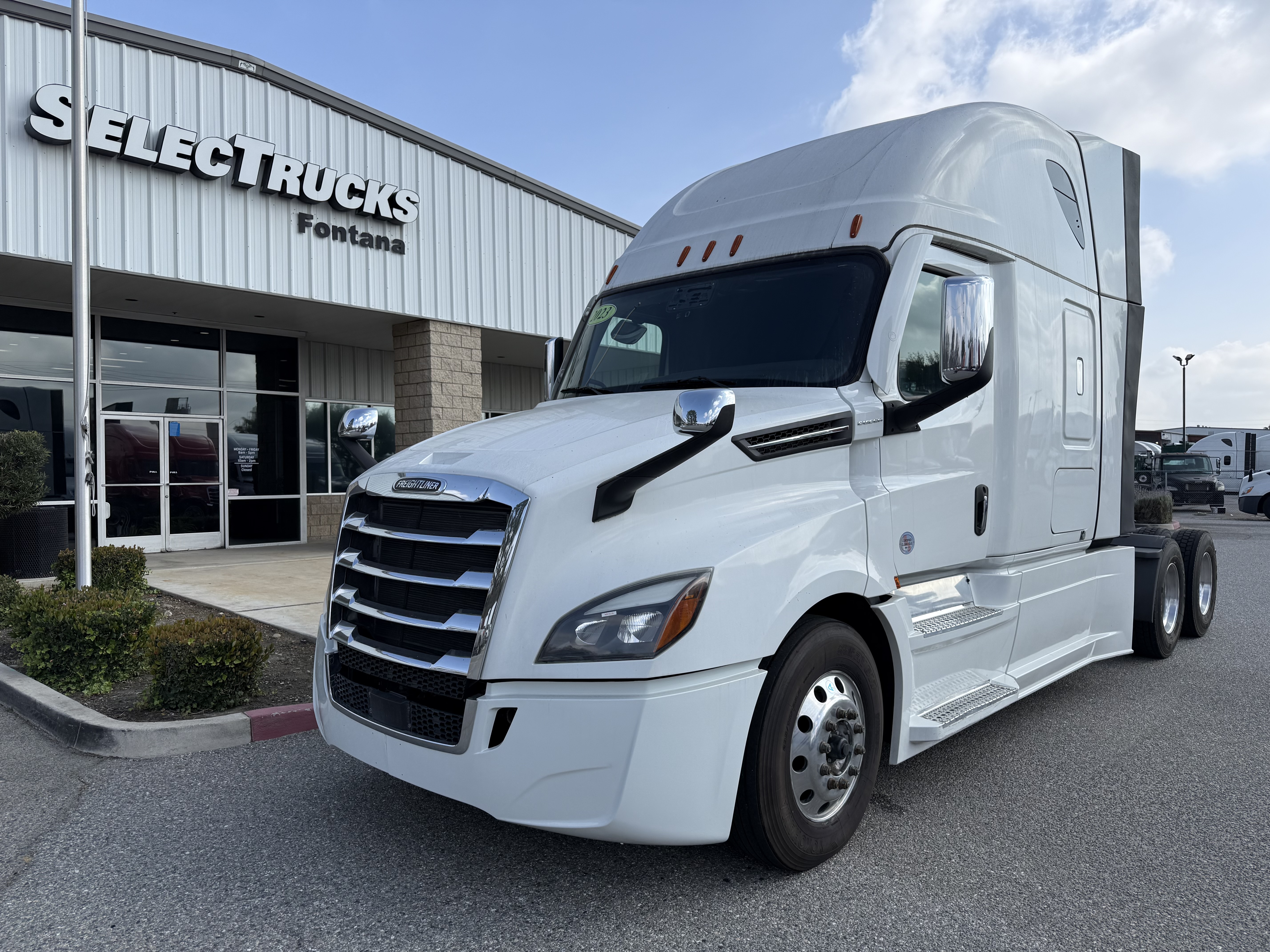 2023 FREIGHTLINER CASCADIA 126SLP - image 1