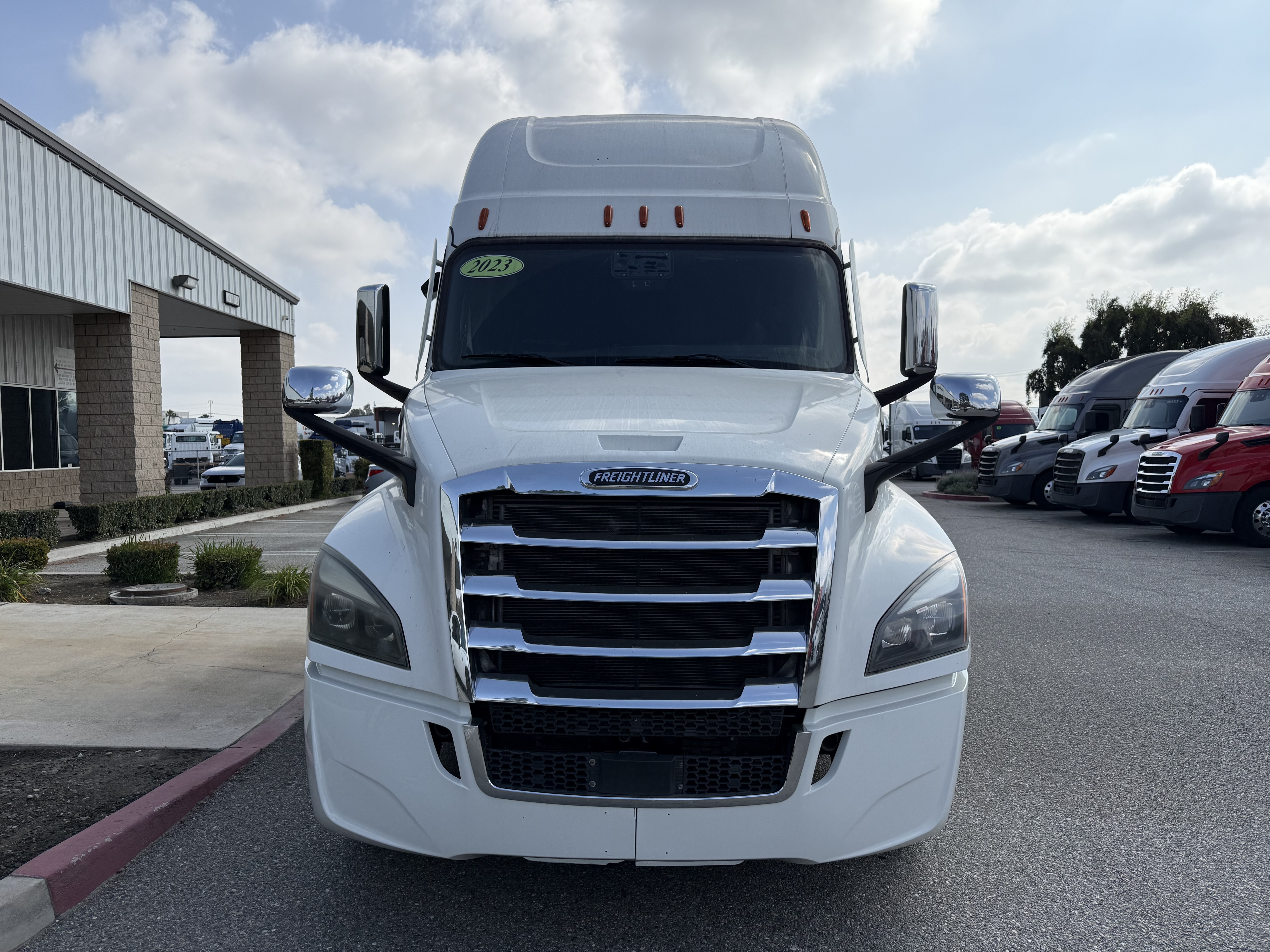 2023 FREIGHTLINER CASCADIA 126SLP - image 2