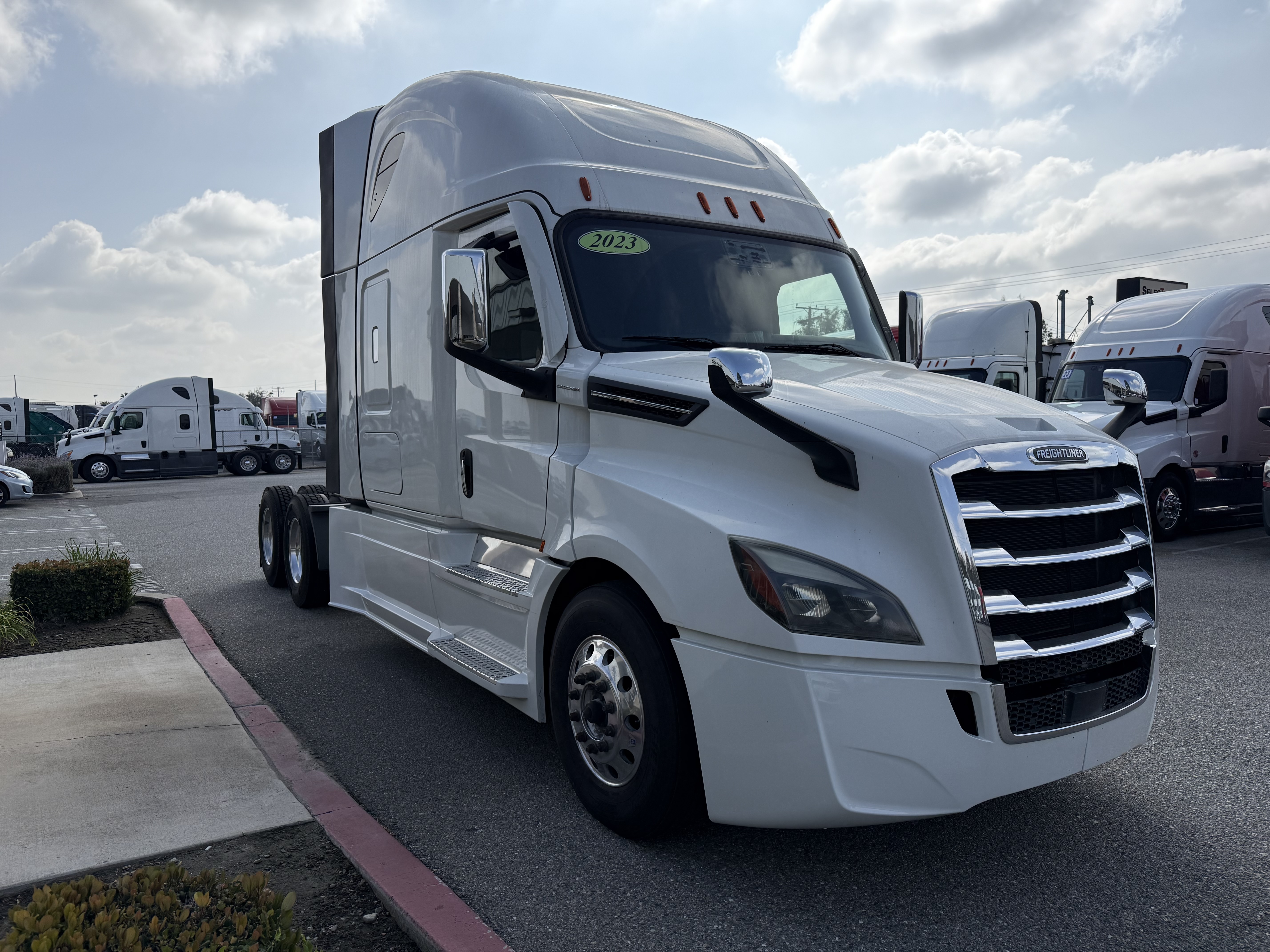 2023 FREIGHTLINER CASCADIA 126SLP - image 3