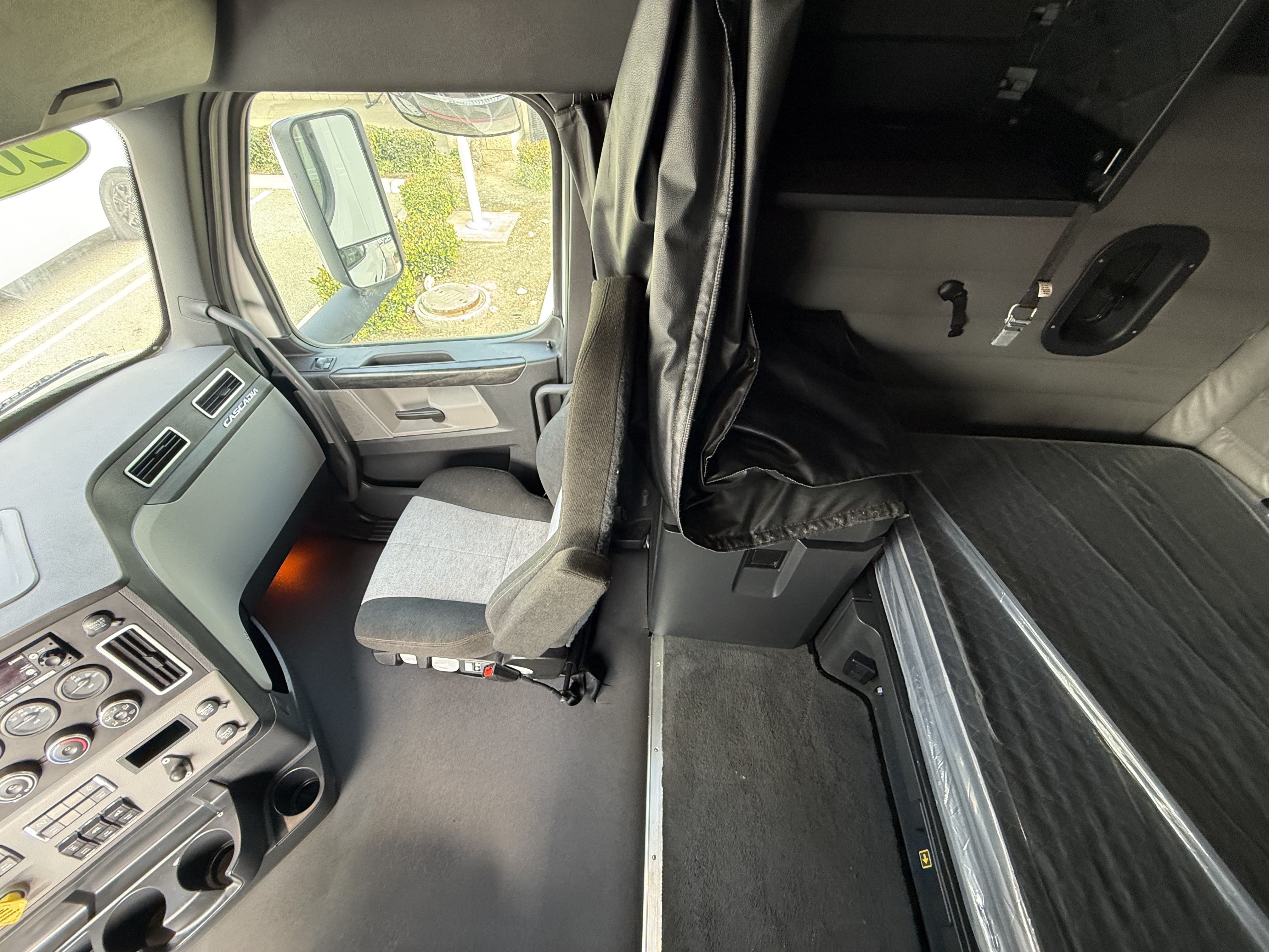 2023 FREIGHTLINER CASCADIA 126SLP - image 18