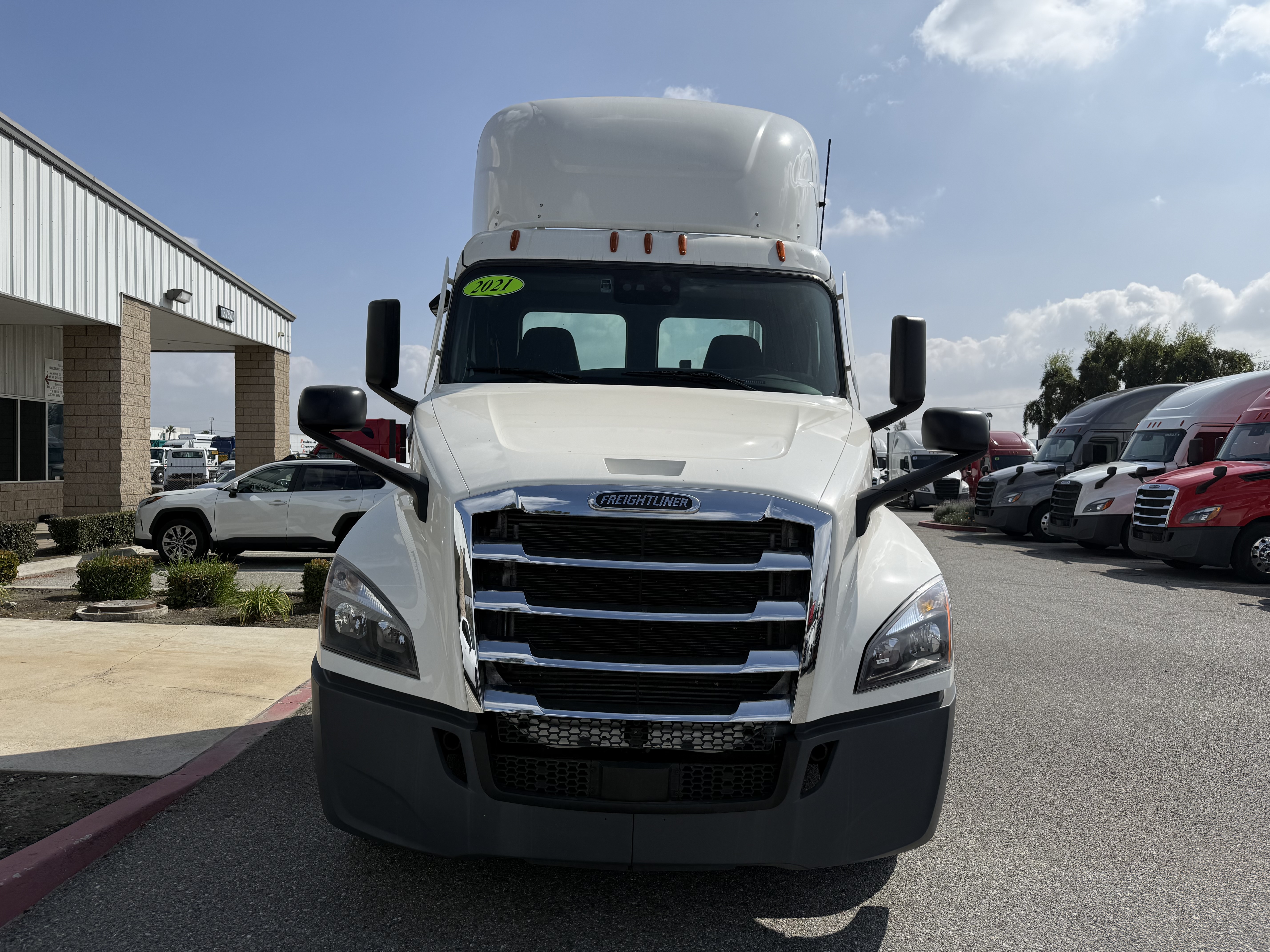 2021 FREIGHTLINER CASCADIA 126DC - image 2