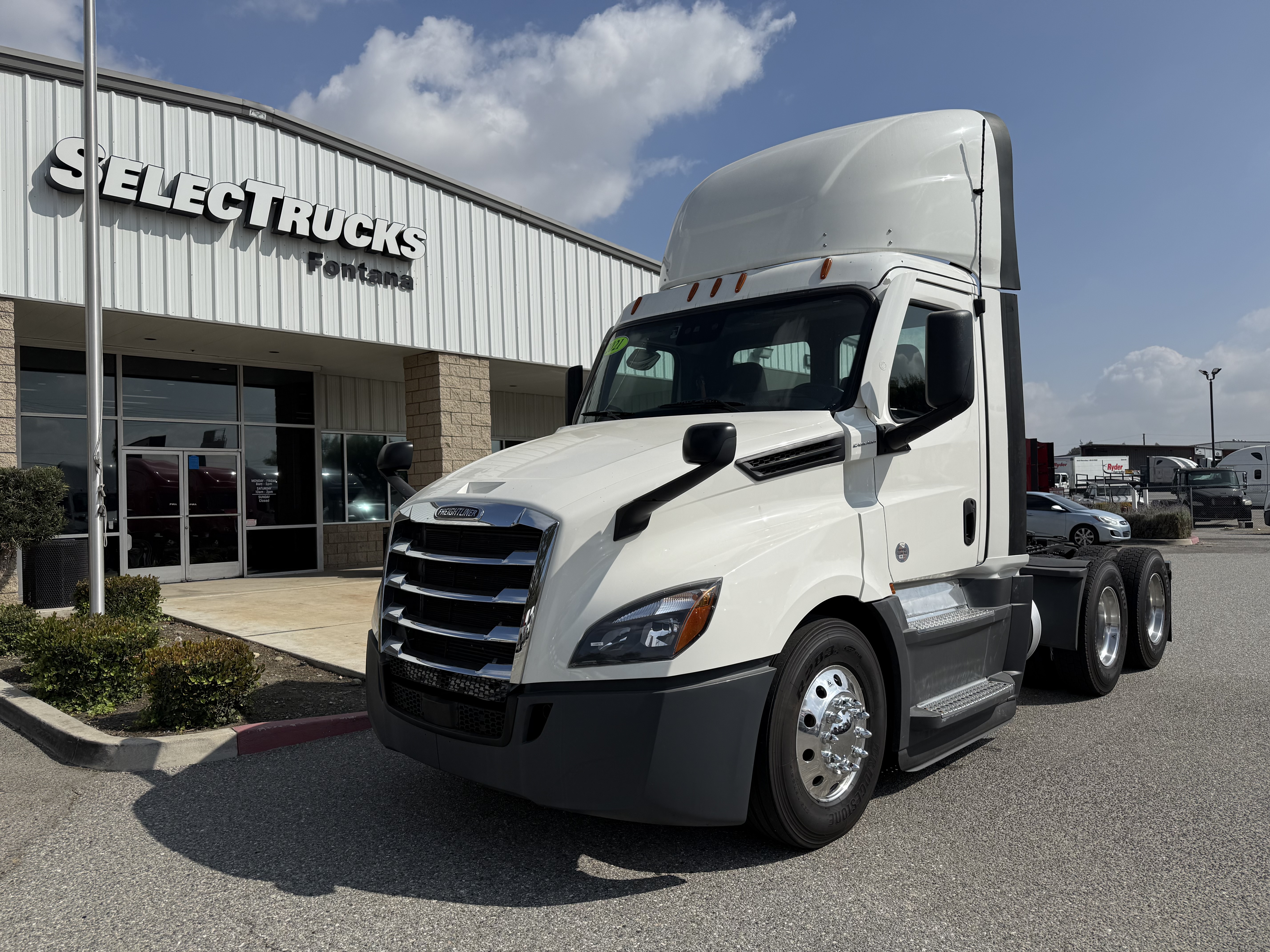 2021 FREIGHTLINER CASCADIA 126DC - image 1