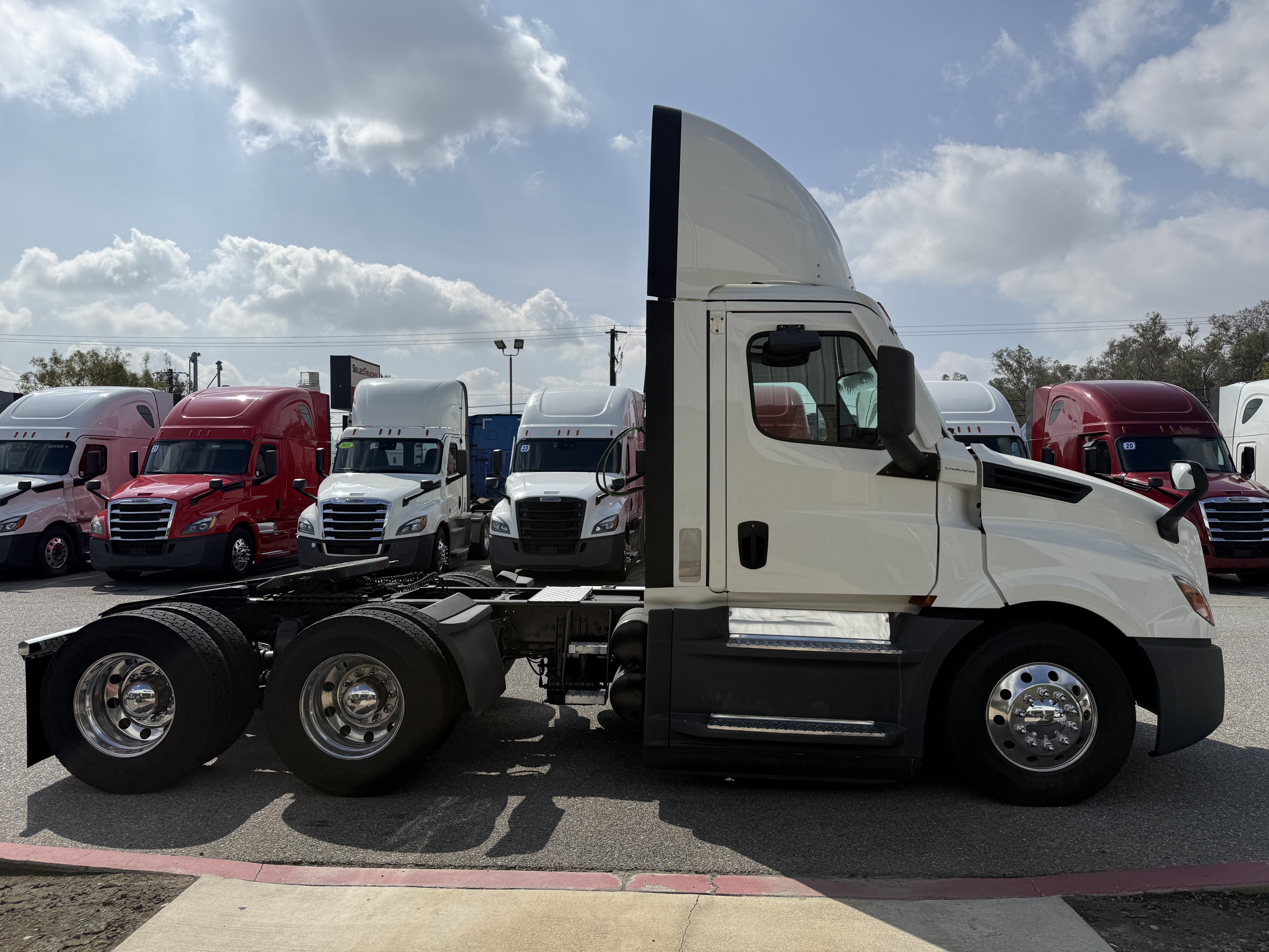2021 FREIGHTLINER CASCADIA 126DC - image 8