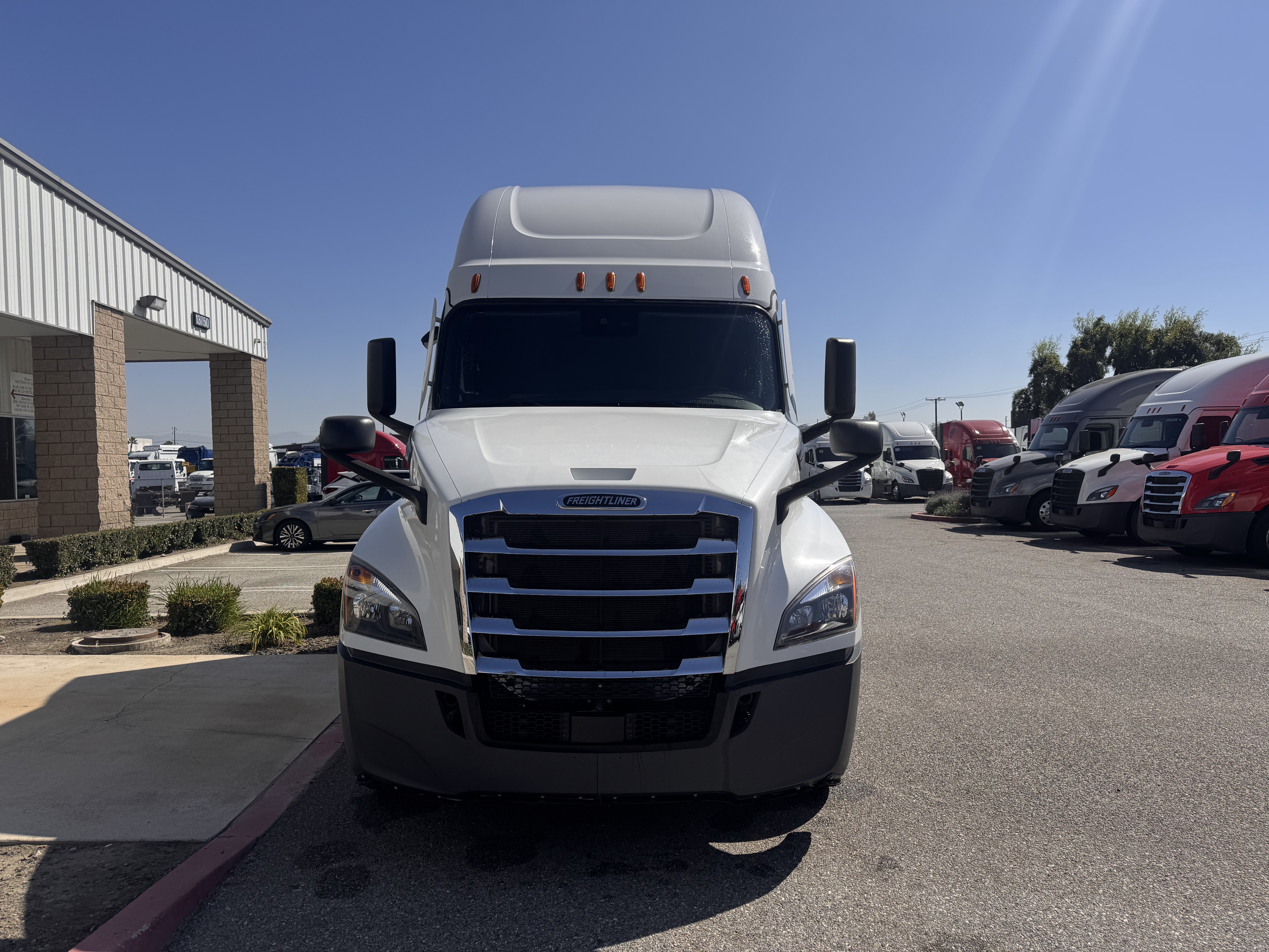 2021 FREIGHTLINER CASCADIA 126SLP - image 2
