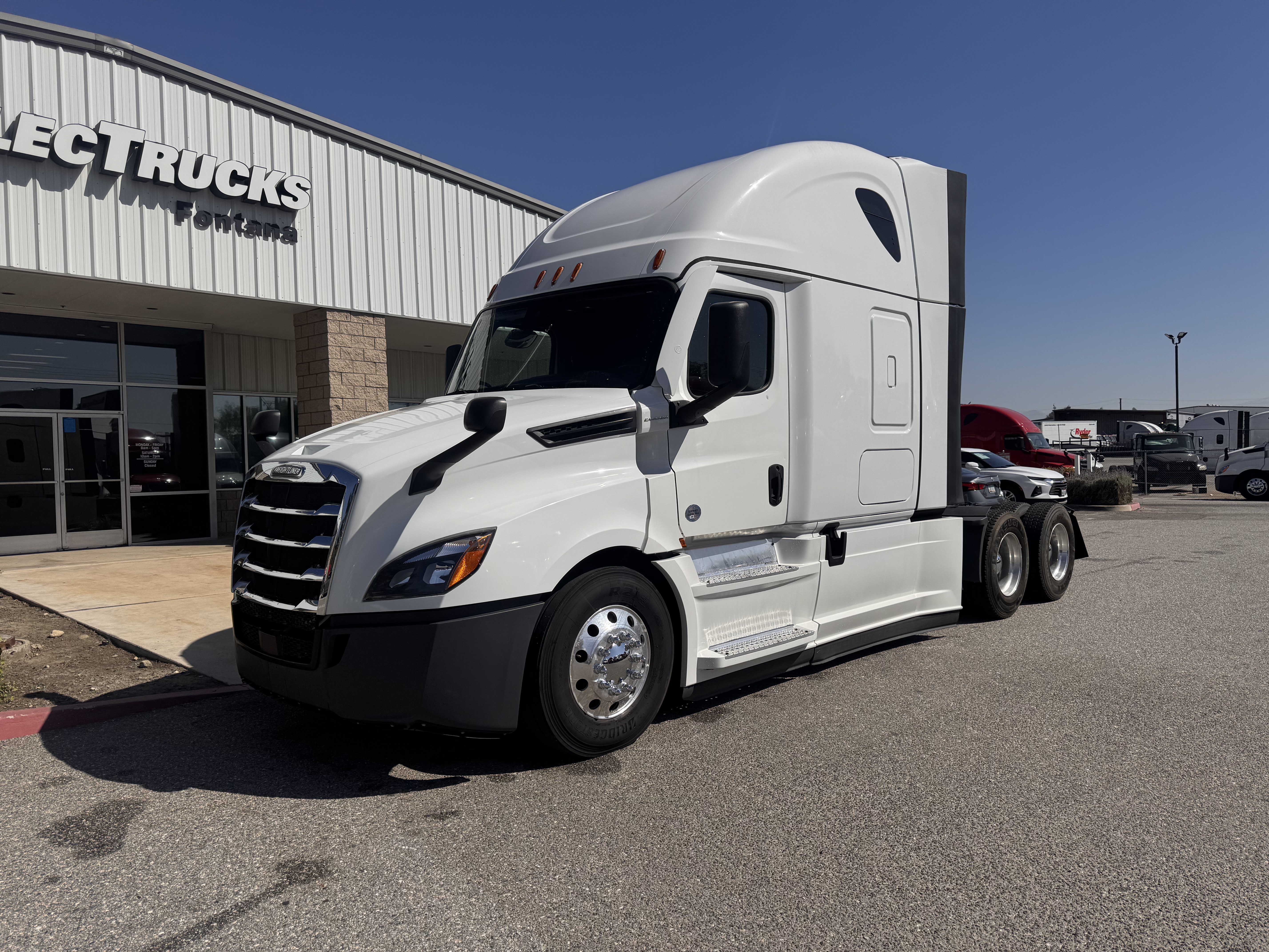 2021 FREIGHTLINER CASCADIA 126SLP - image 1