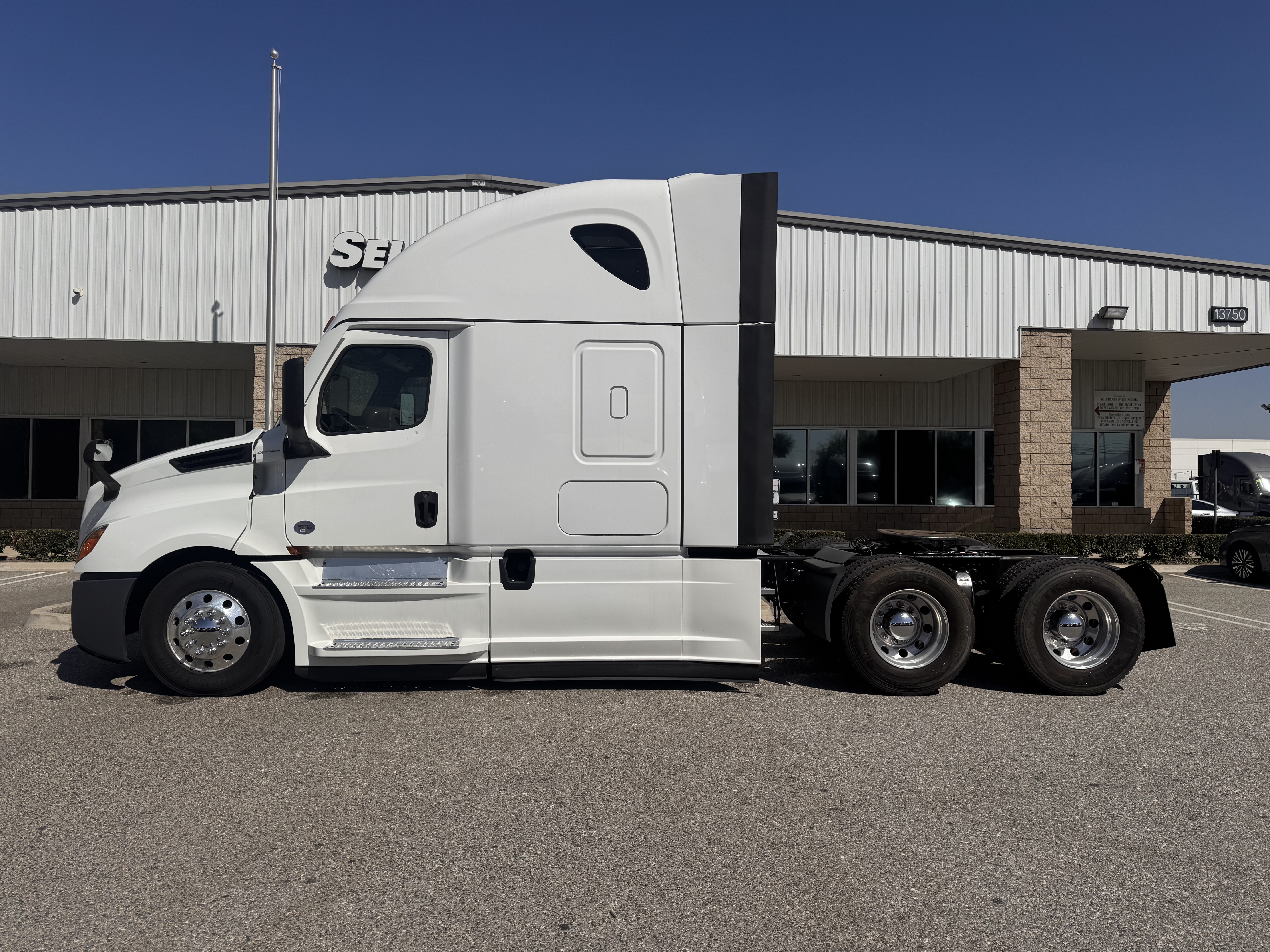 2021 FREIGHTLINER CASCADIA 126SLP - image 3