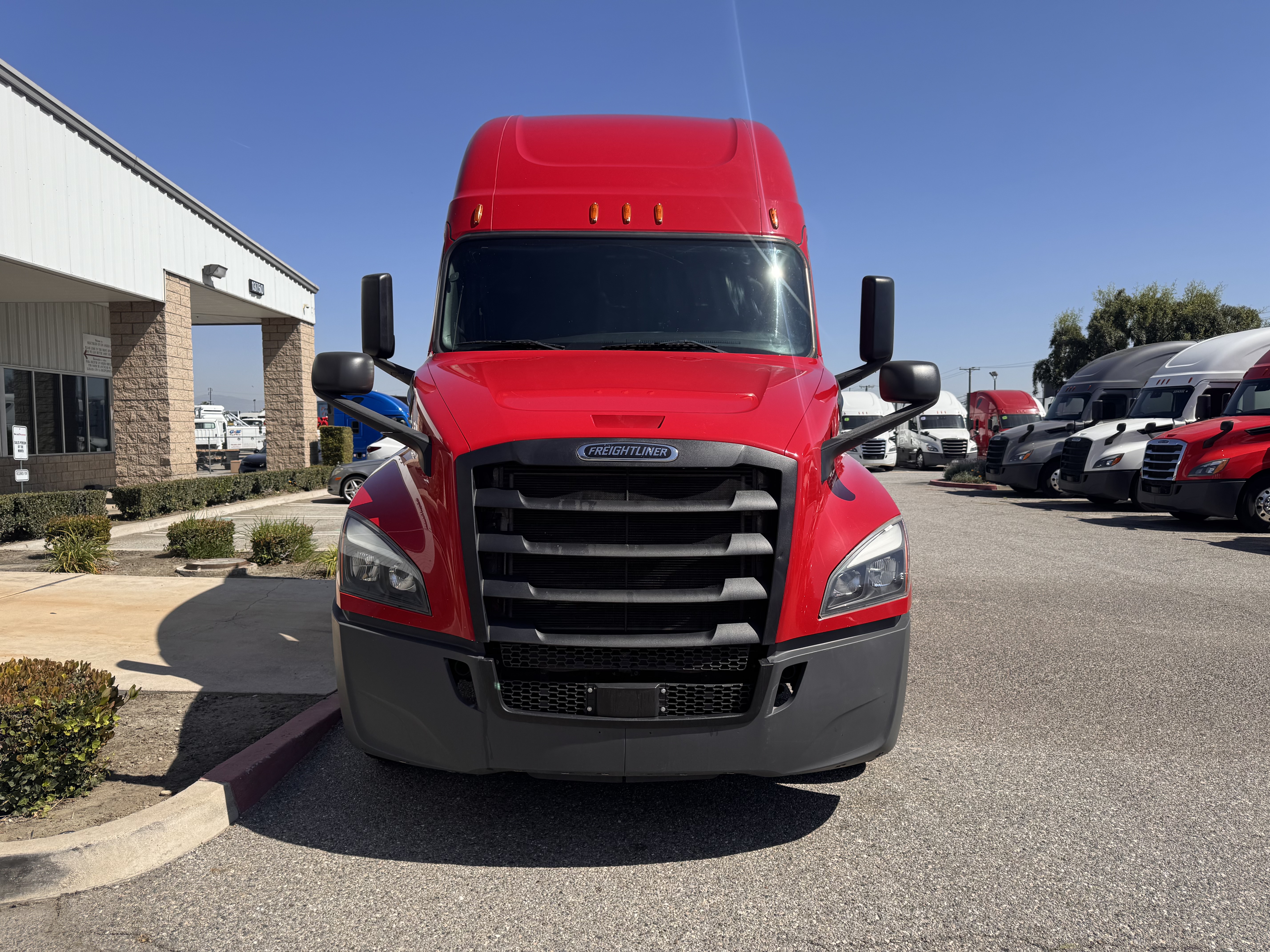 2020 FREIGHTLINER CASCADIA 126SLP - image 2