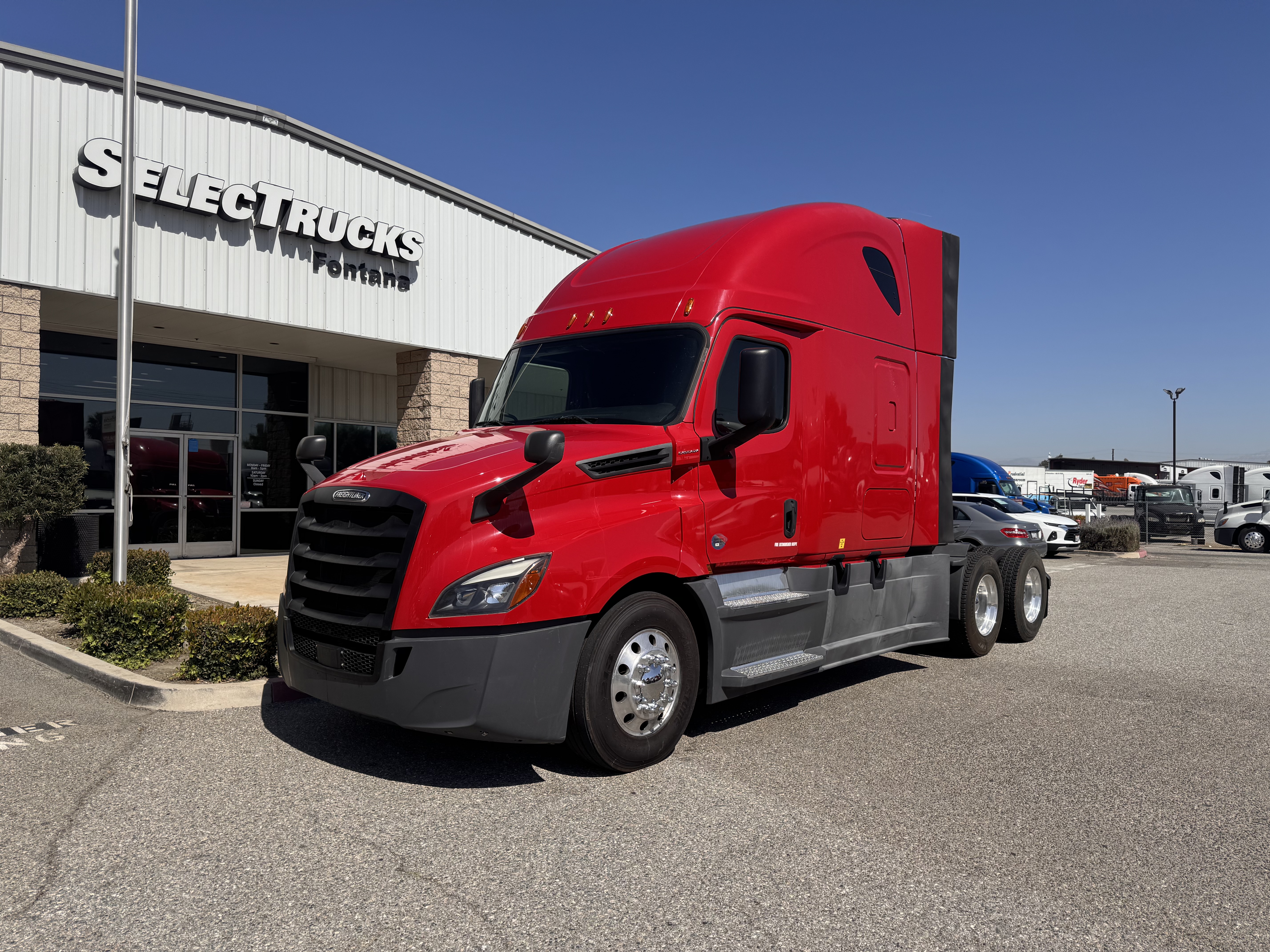 2020 FREIGHTLINER CASCADIA 126SLP - image 1