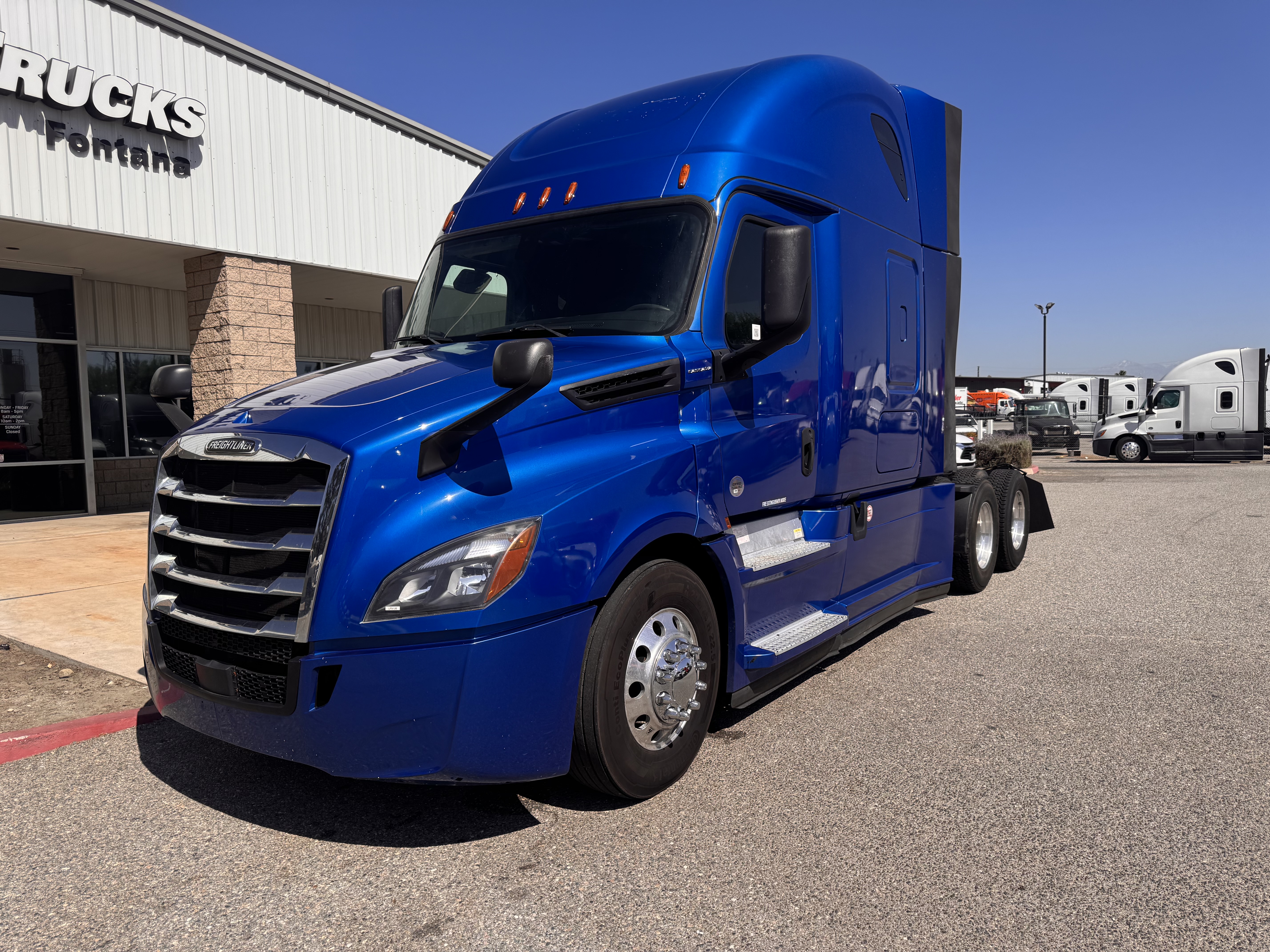 2020 FREIGHTLINER CASCADIA 126SLP - image 1