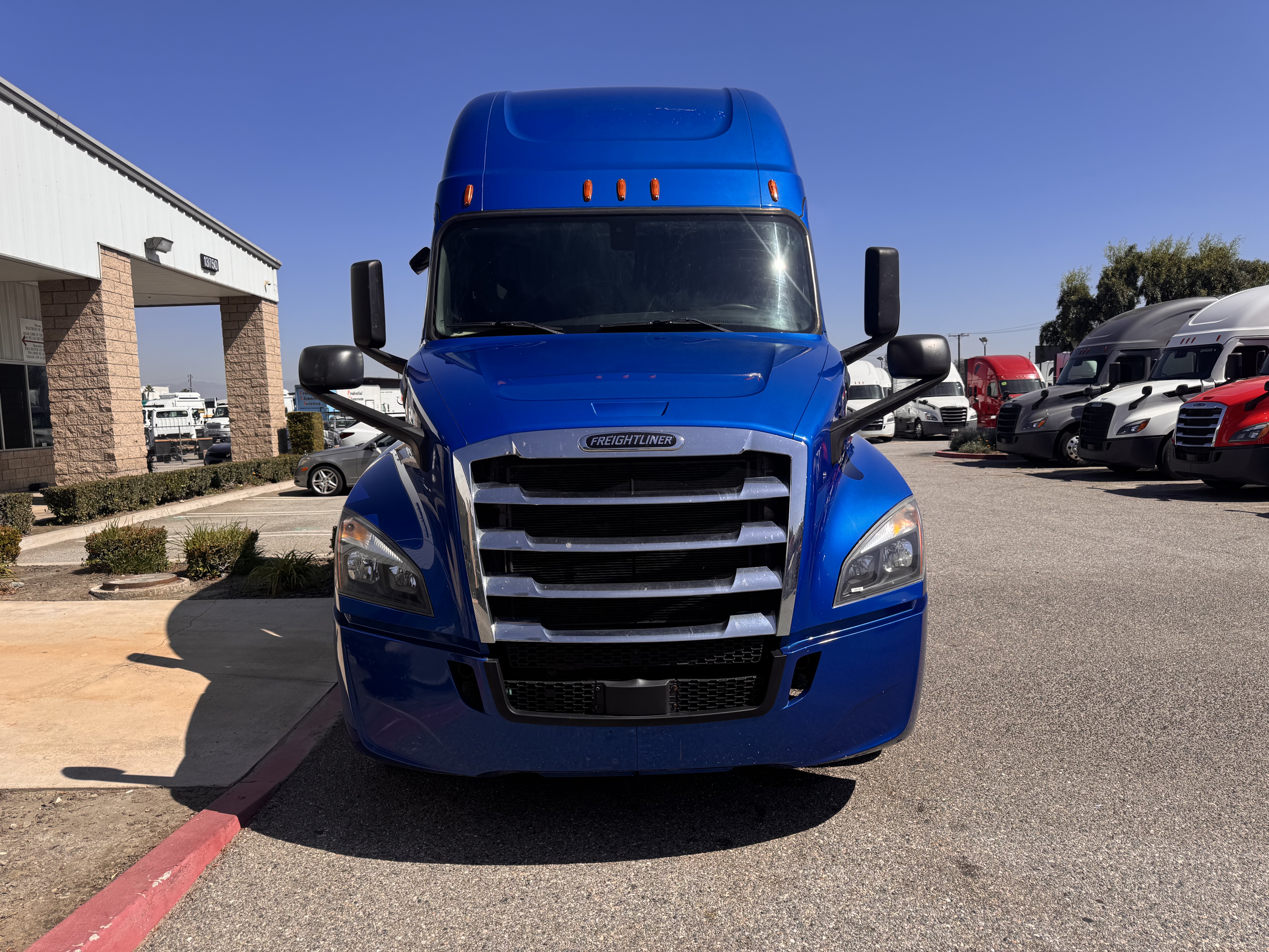 2020 FREIGHTLINER CASCADIA 126SLP - image 2