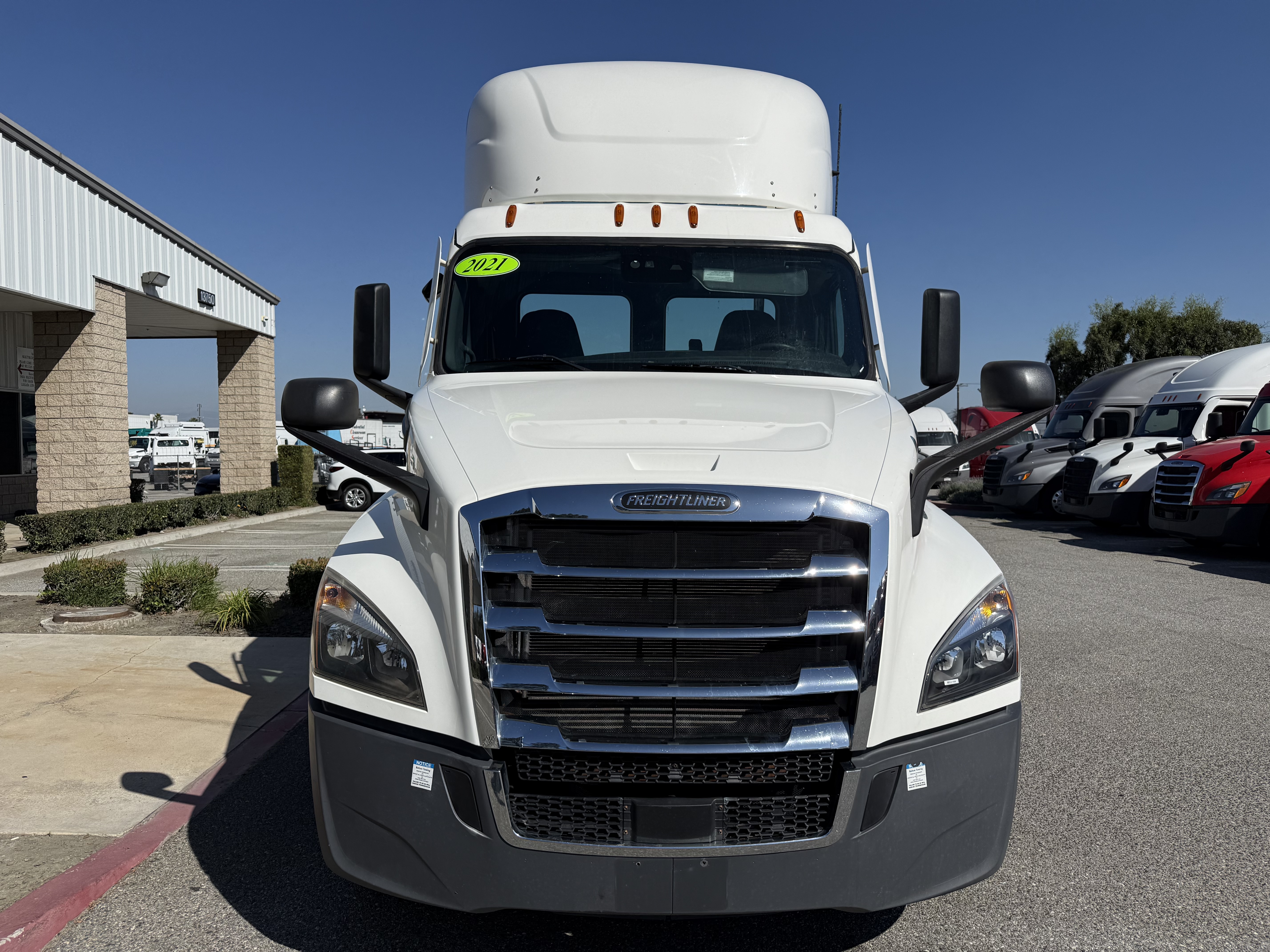 2021 FREIGHTLINER CASCADIA 126DC - image 2