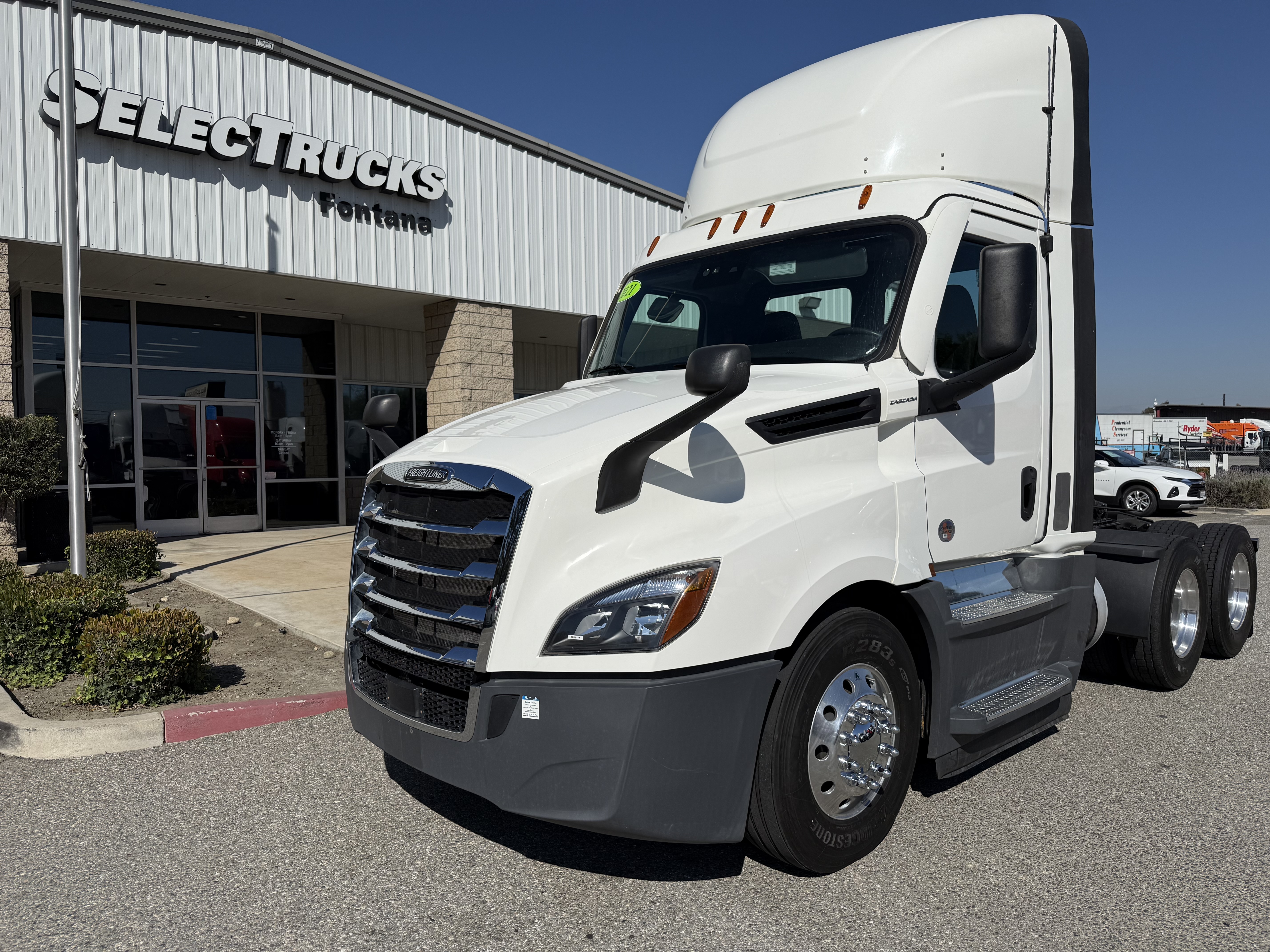 2021 FREIGHTLINER CASCADIA 126DC - image 1