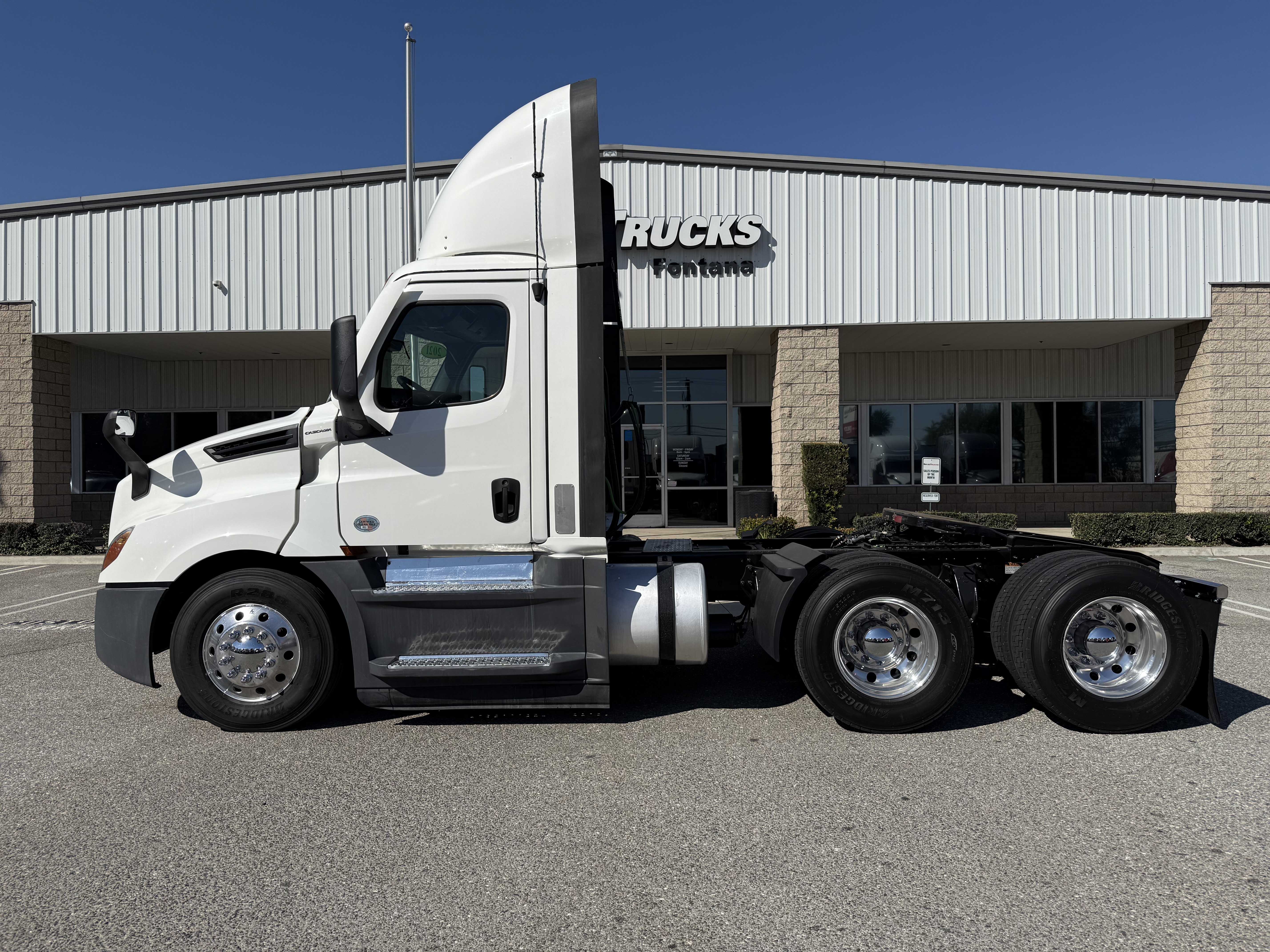 2021 FREIGHTLINER CASCADIA 126DC - image 3