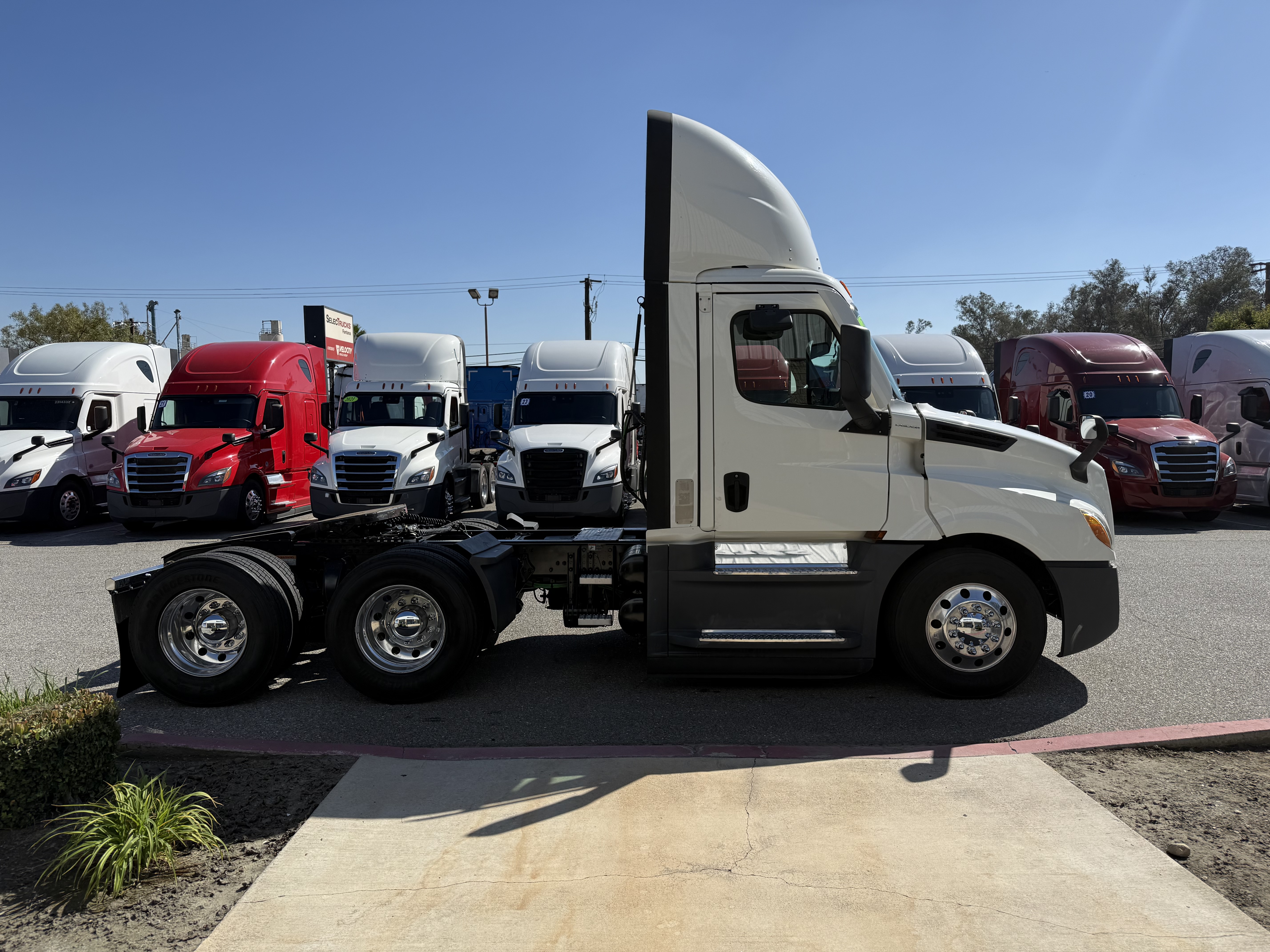 2021 FREIGHTLINER CASCADIA 126DC - image 7
