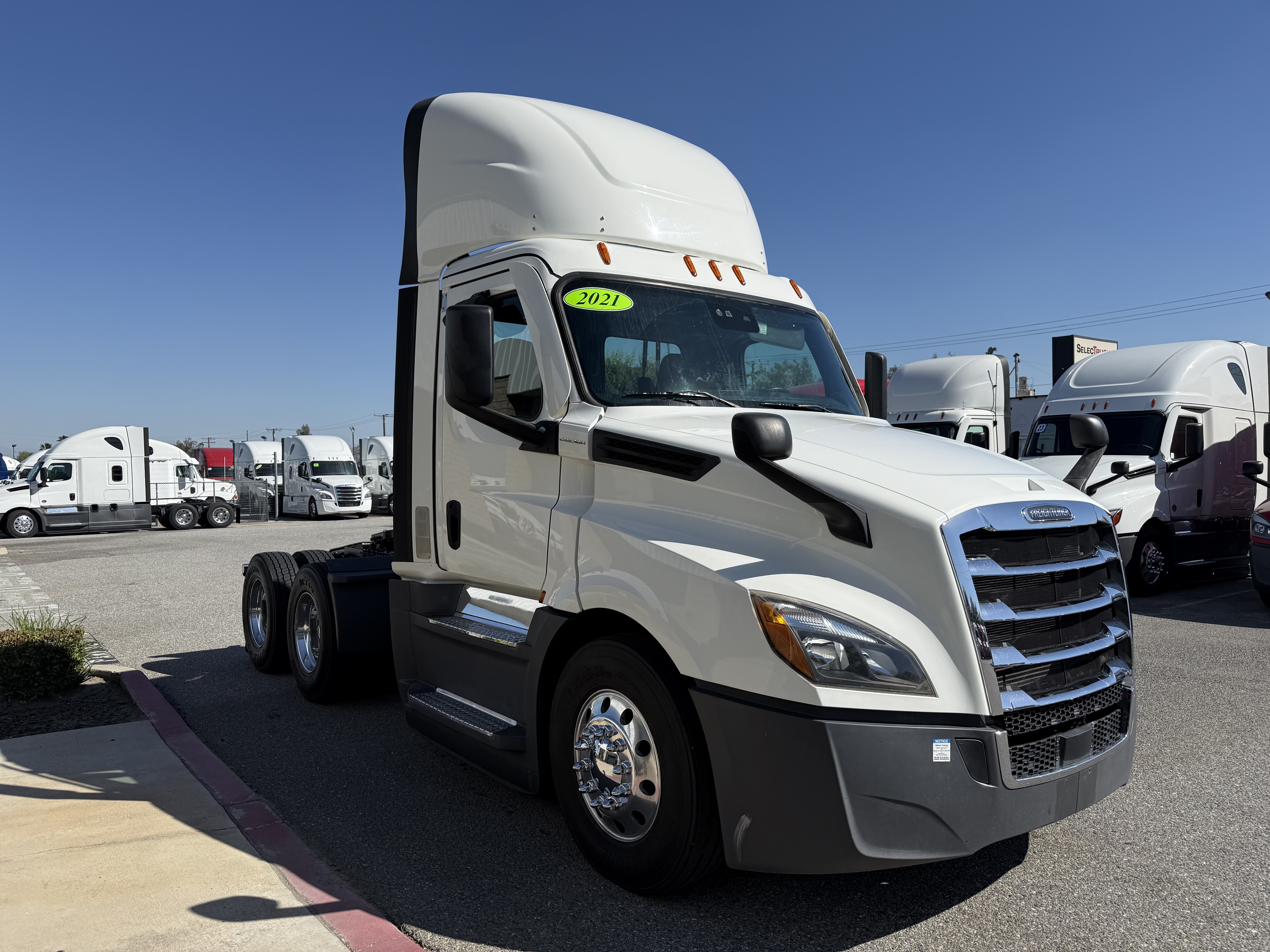 2021 FREIGHTLINER CASCADIA 126DC - image 8