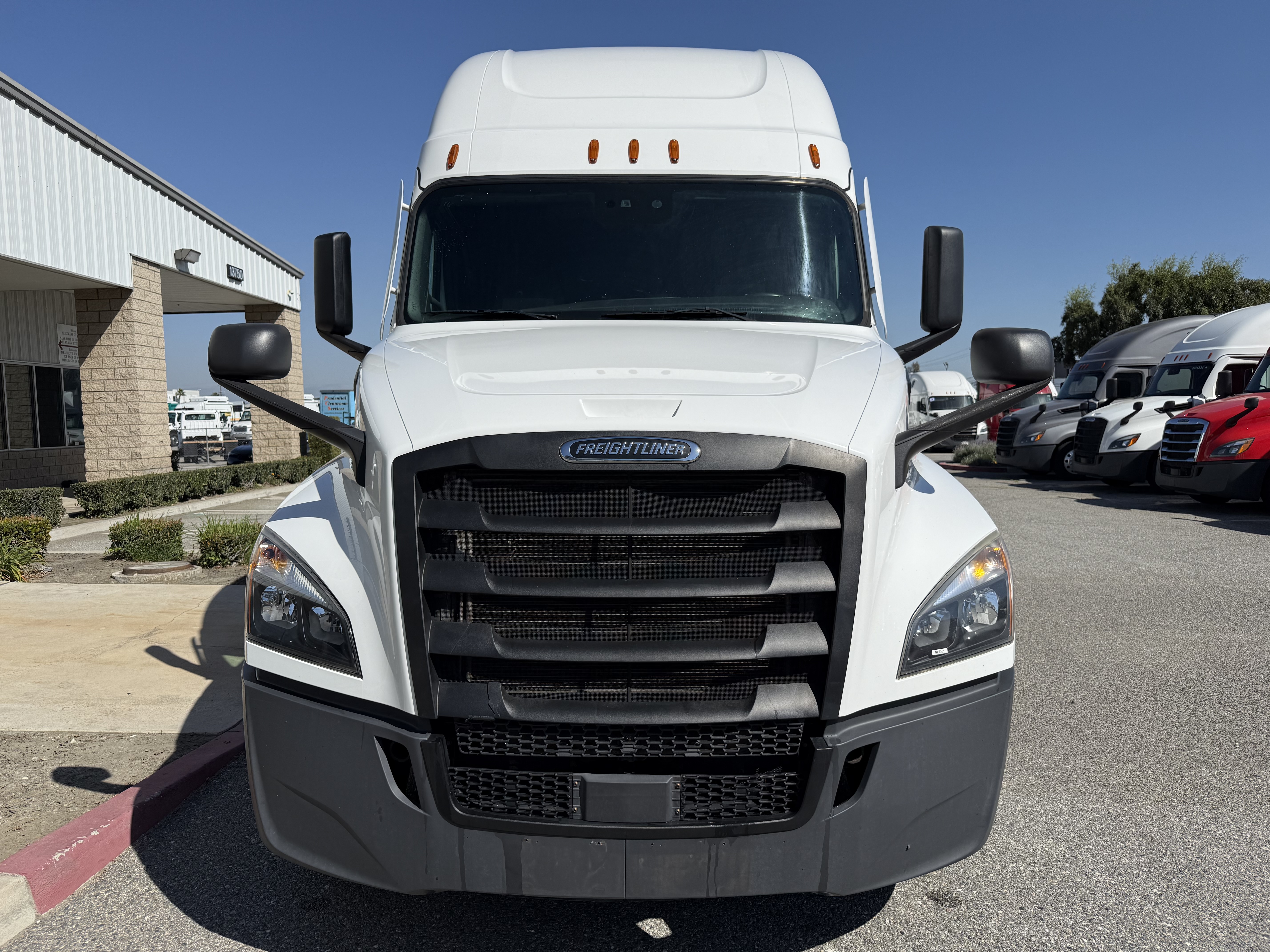 2021 FREIGHTLINER CASCADIA 126SLP - image 2