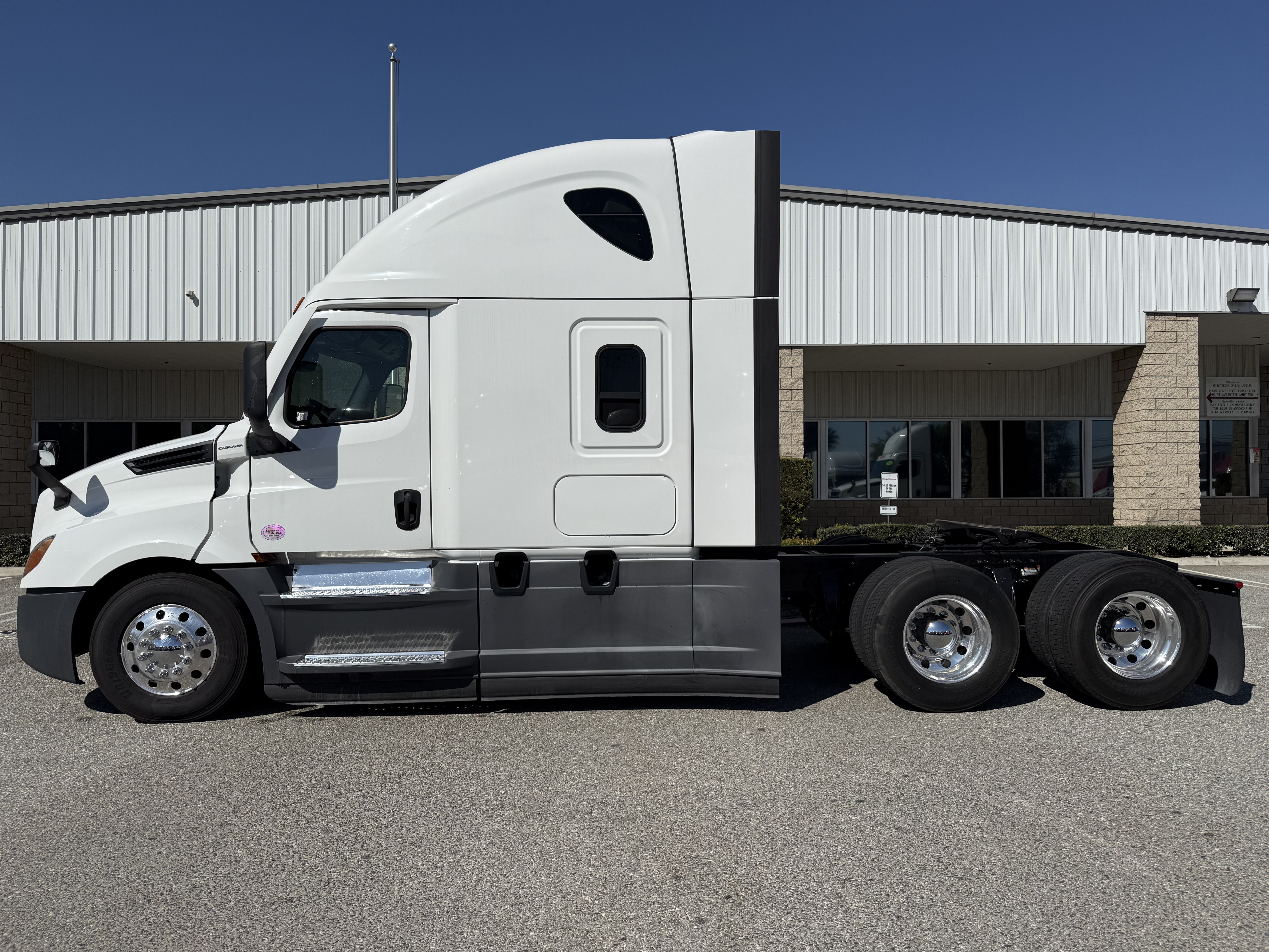 2021 FREIGHTLINER CASCADIA 126SLP - image 3