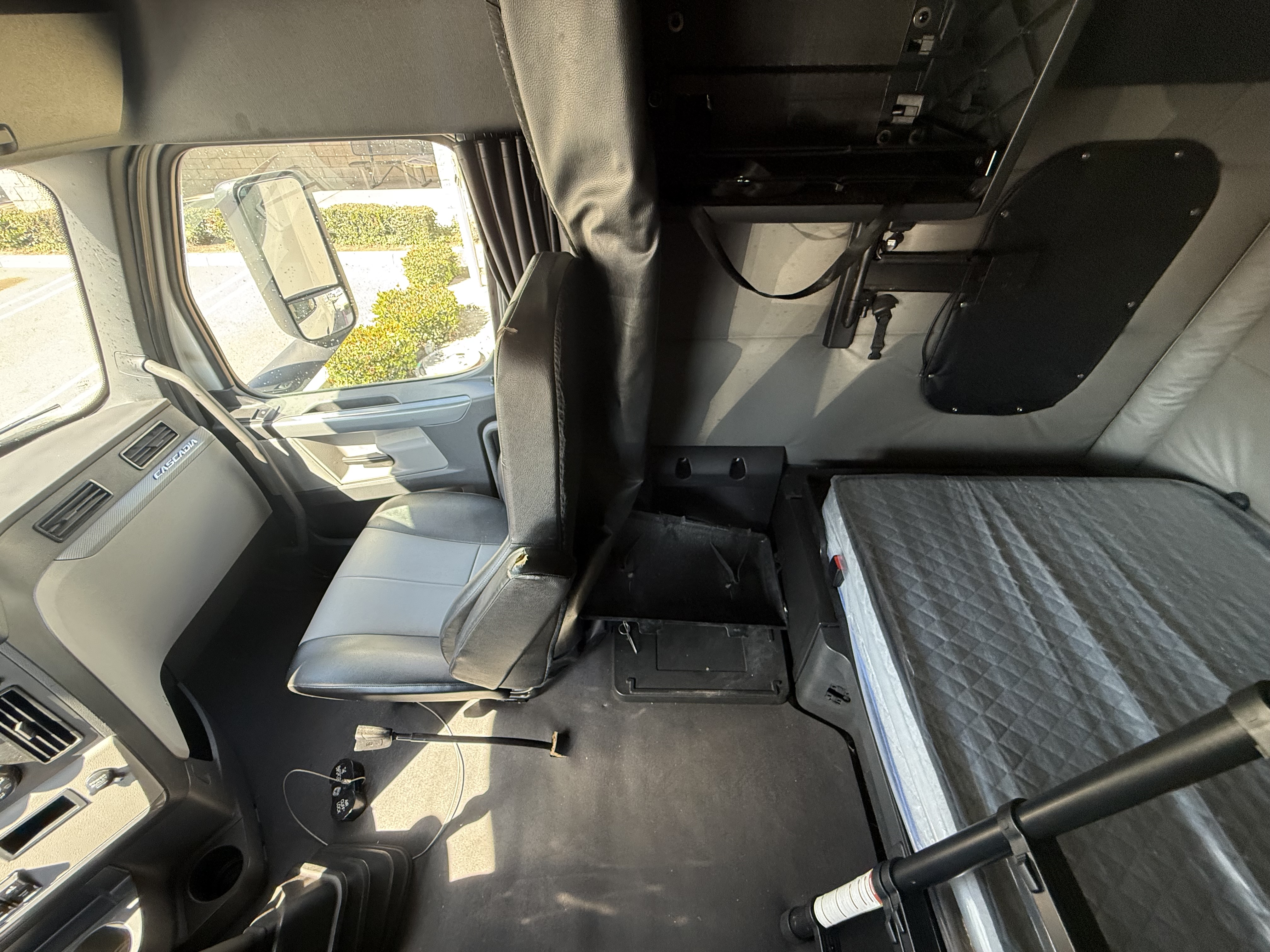 2021 FREIGHTLINER CASCADIA 126SLP - image 17