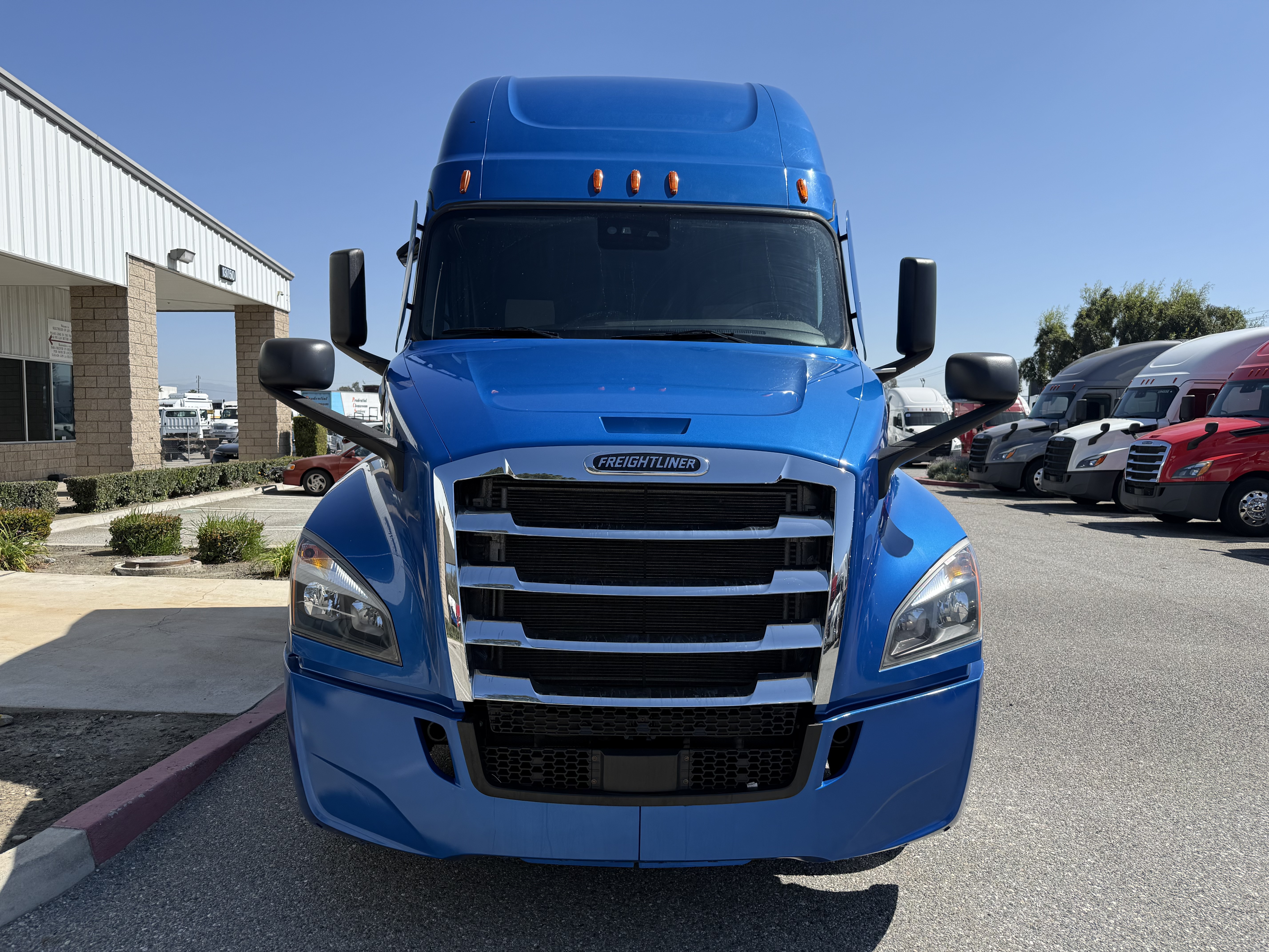 2021 FREIGHTLINER CASCADIA 126SLP - image 2