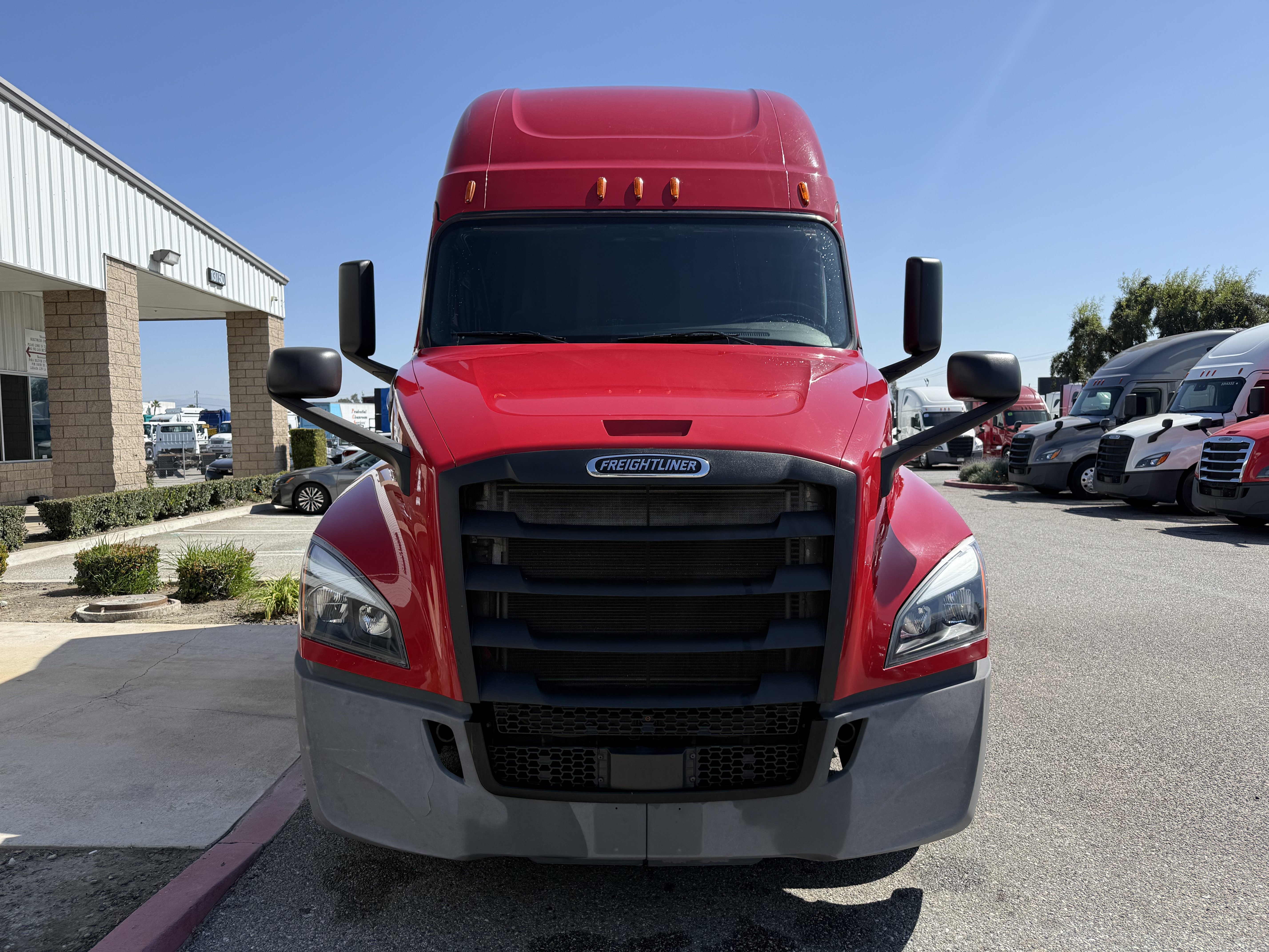 2020 FREIGHTLINER CASCADIA 126SLP - image 2