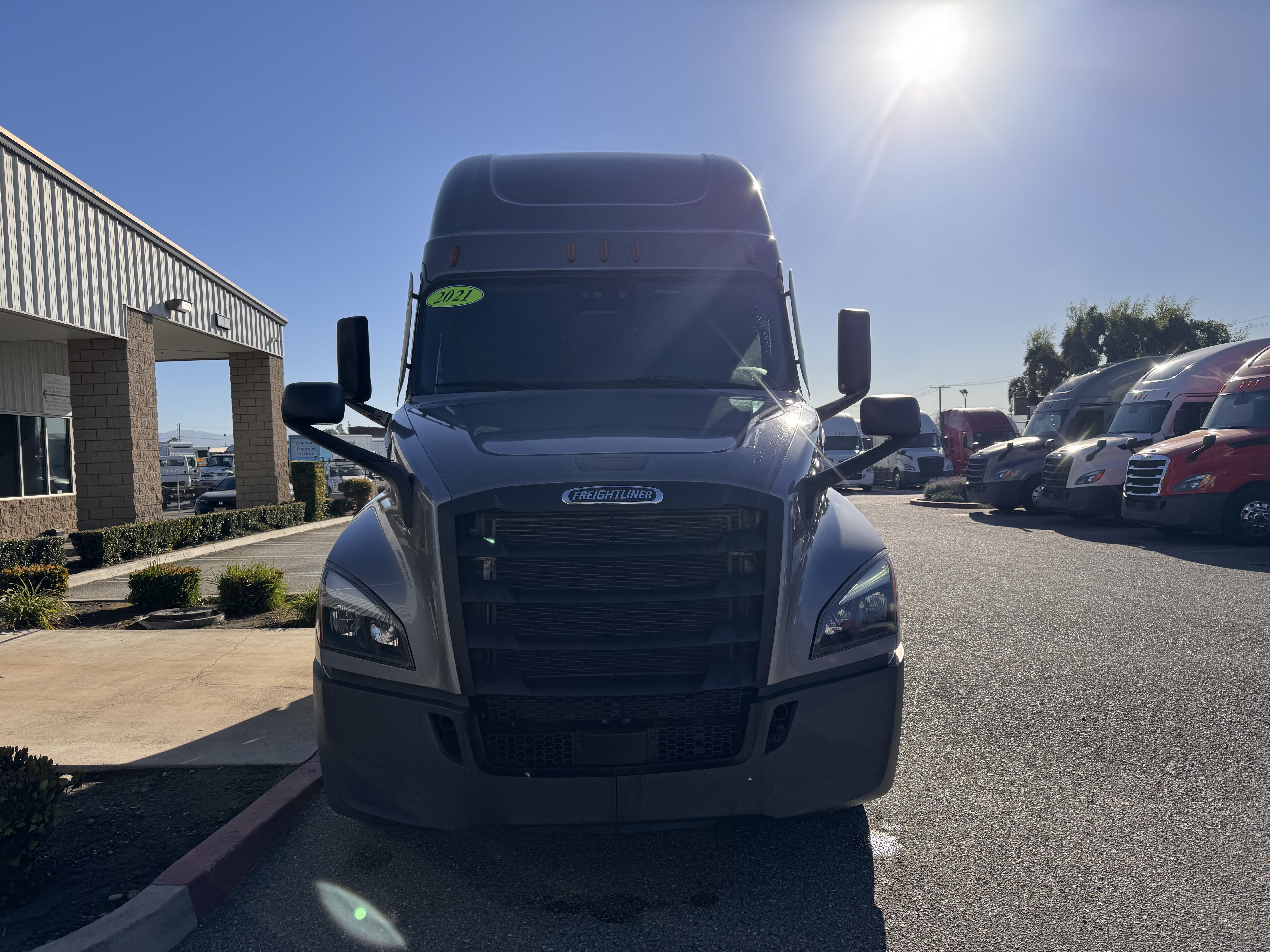 2021 FREIGHTLINER CASCADIA 126SLP - image 2