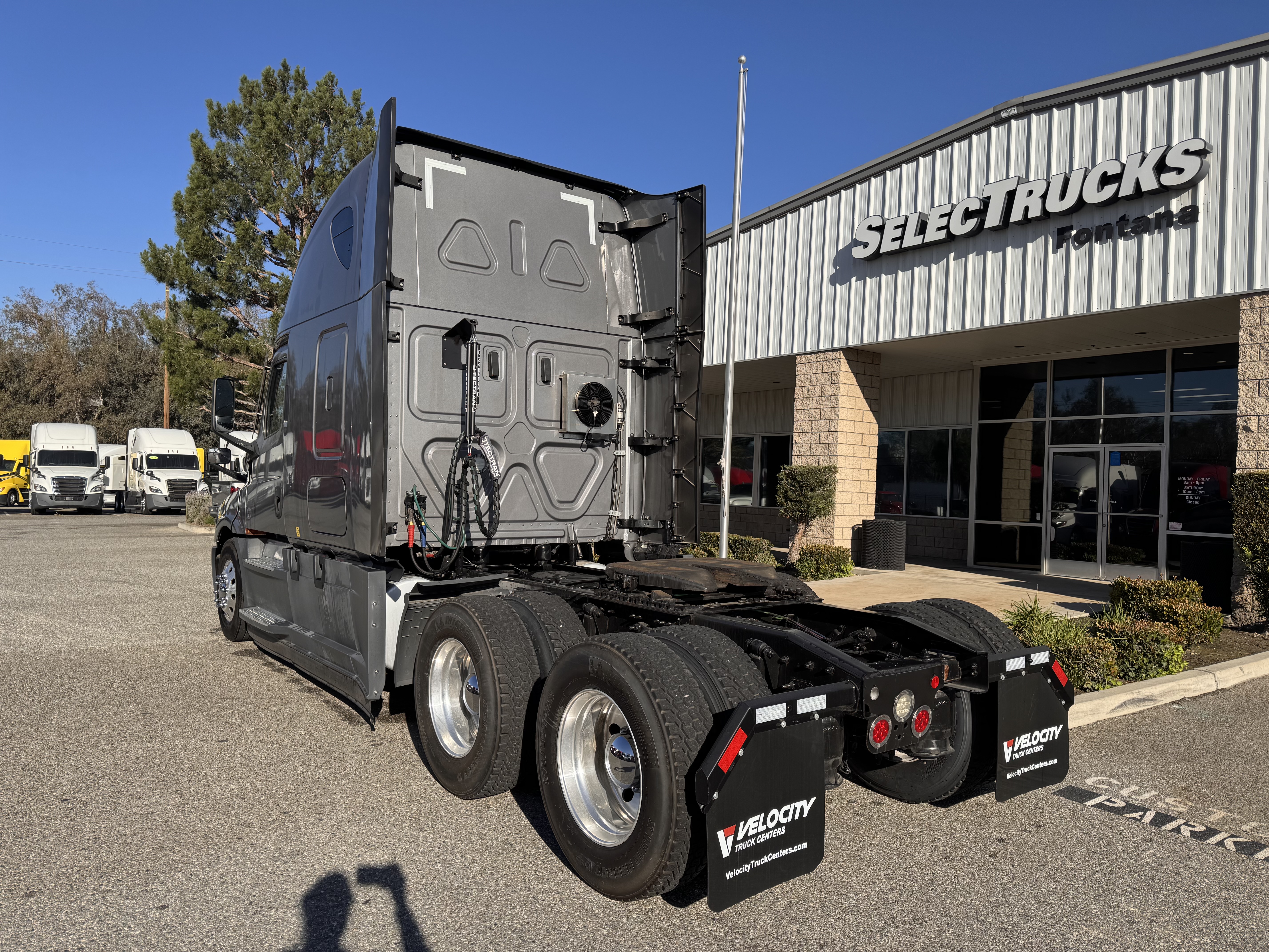 2021 FREIGHTLINER CASCADIA 126SLP - image 4