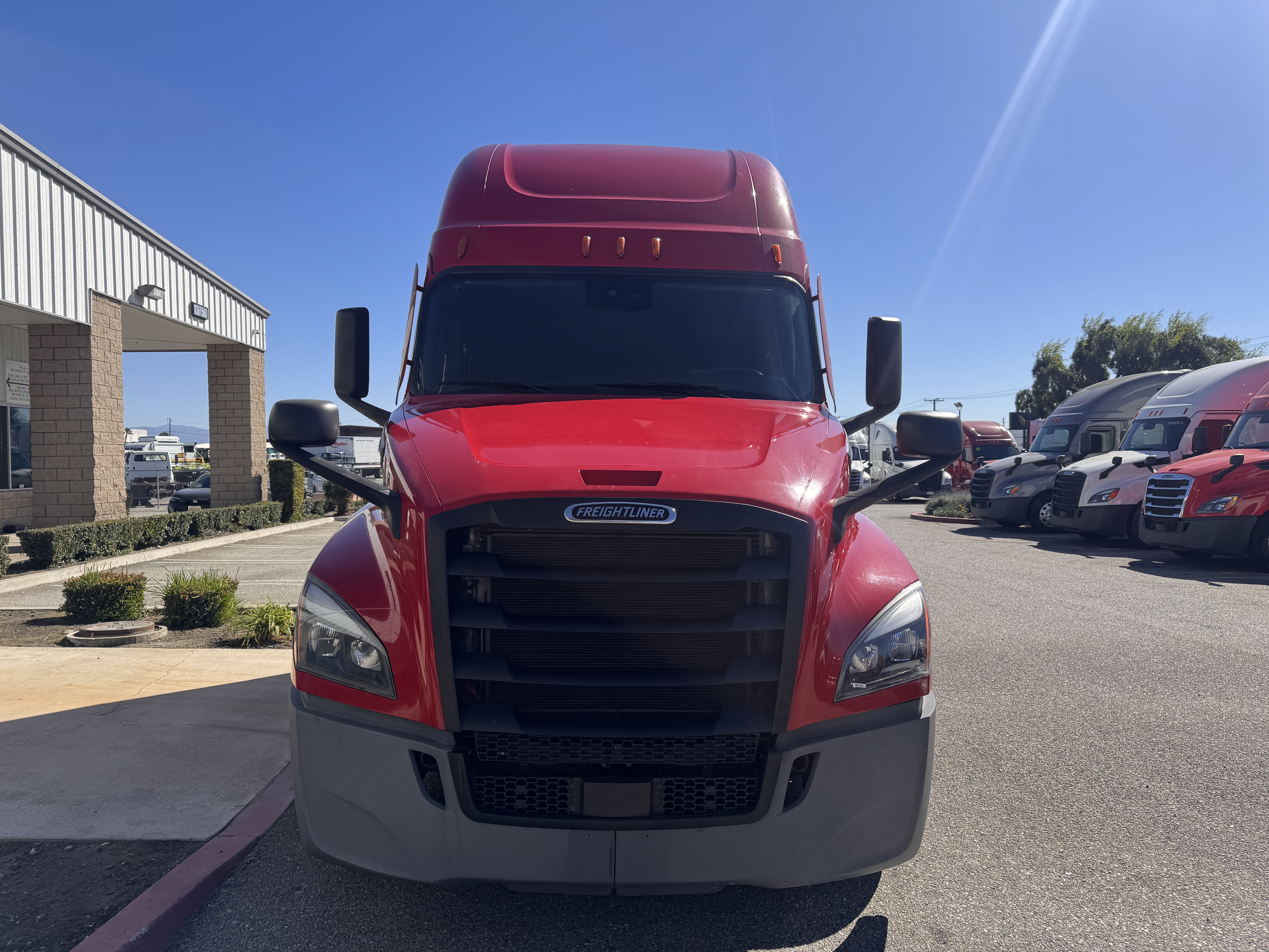 2021 FREIGHTLINER CASCADIA 126SLP - image 2