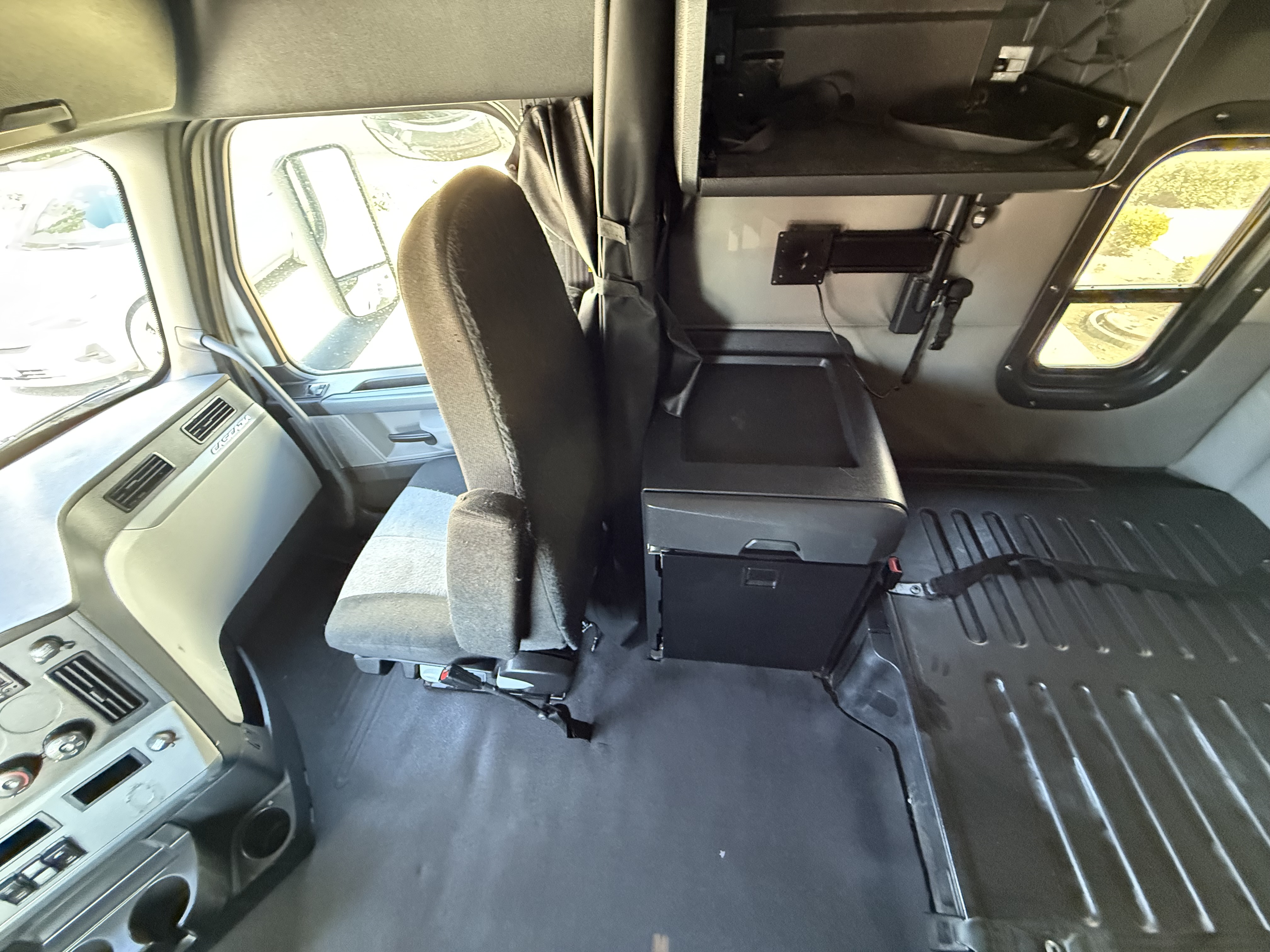 2020 FREIGHTLINER CASCADIA 126SLP — photo 17