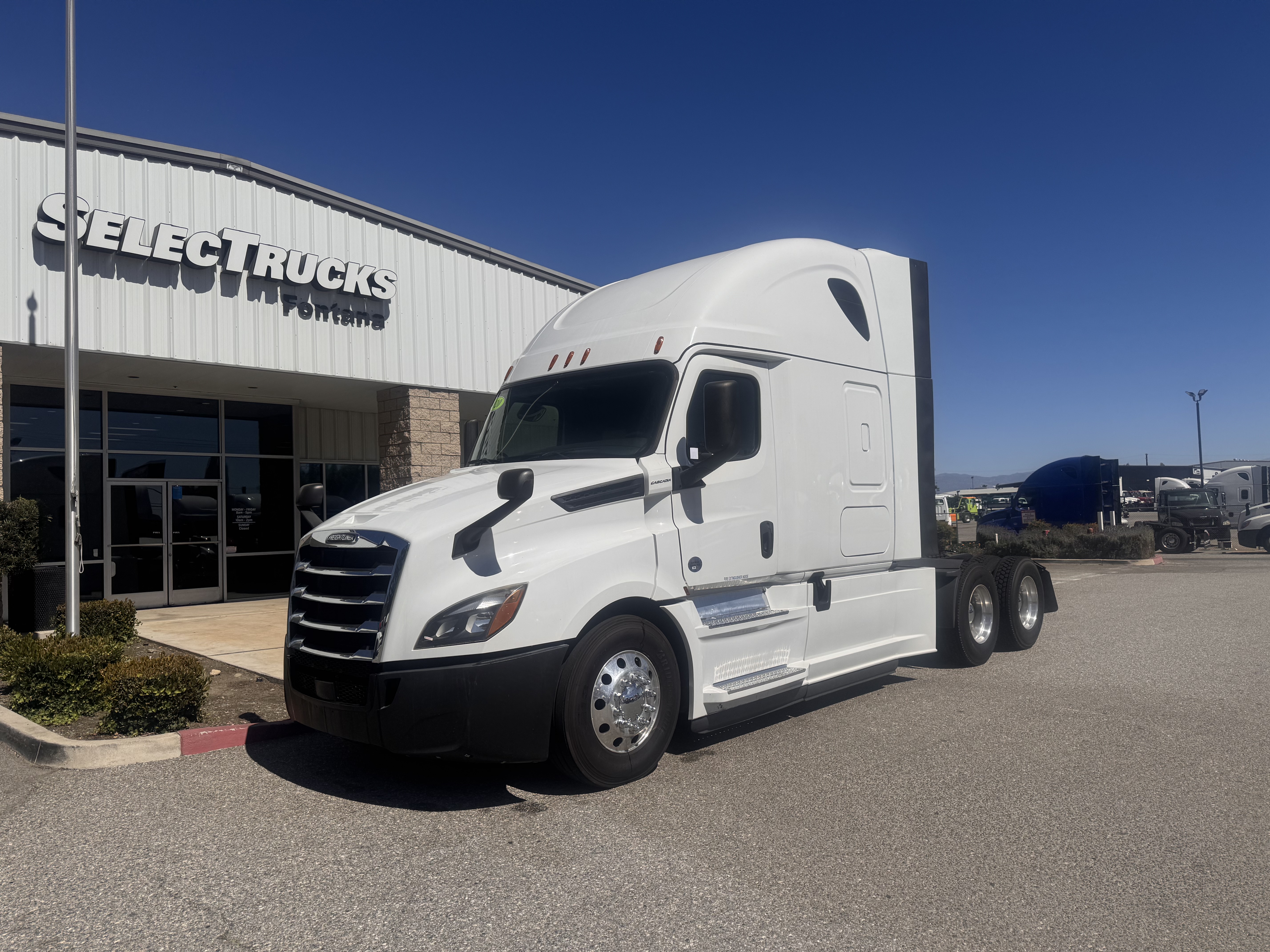 2020 FREIGHTLINER CASCADIA 126SLP - image 1