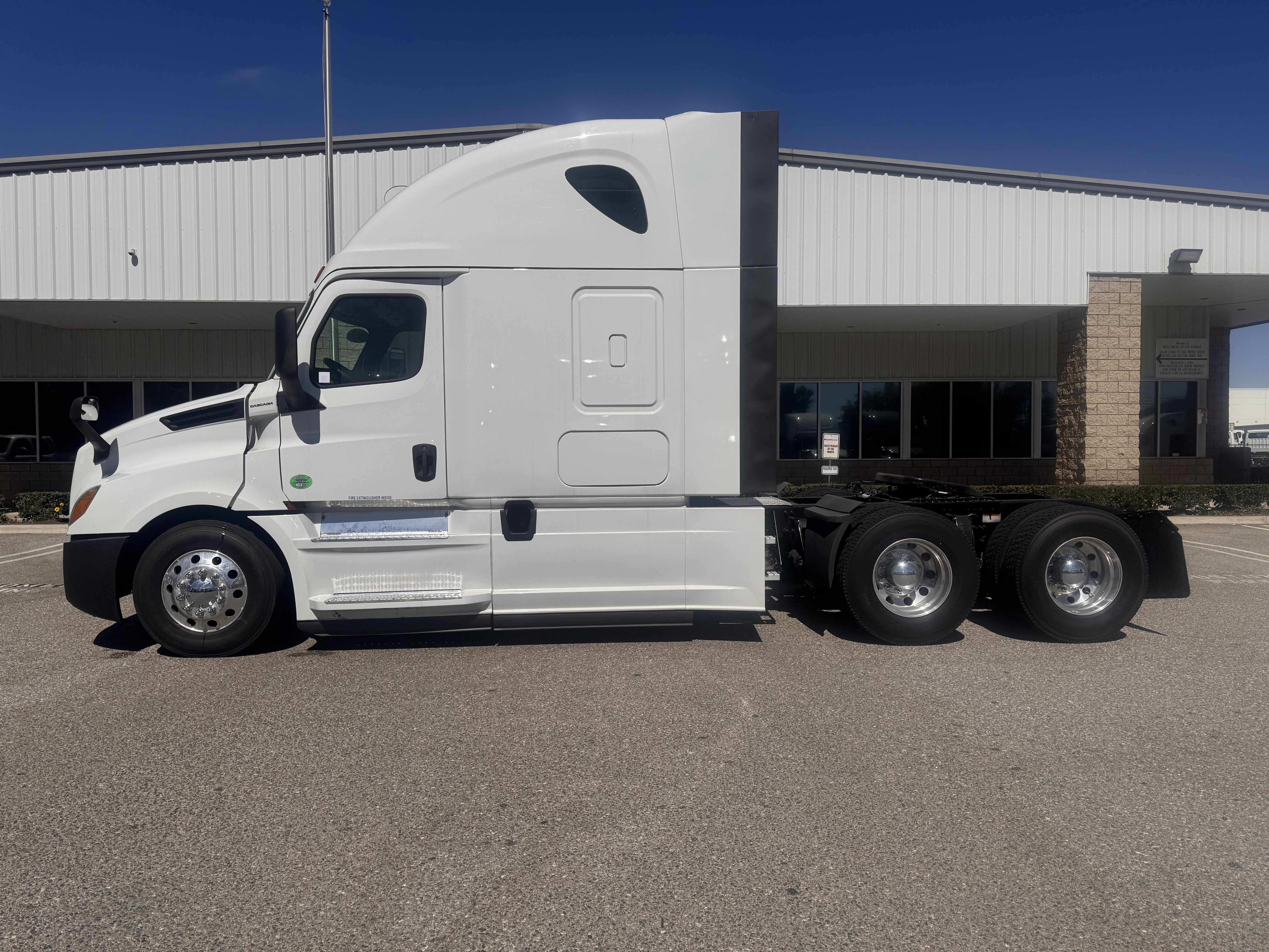 2020 FREIGHTLINER CASCADIA 126SLP - image 3