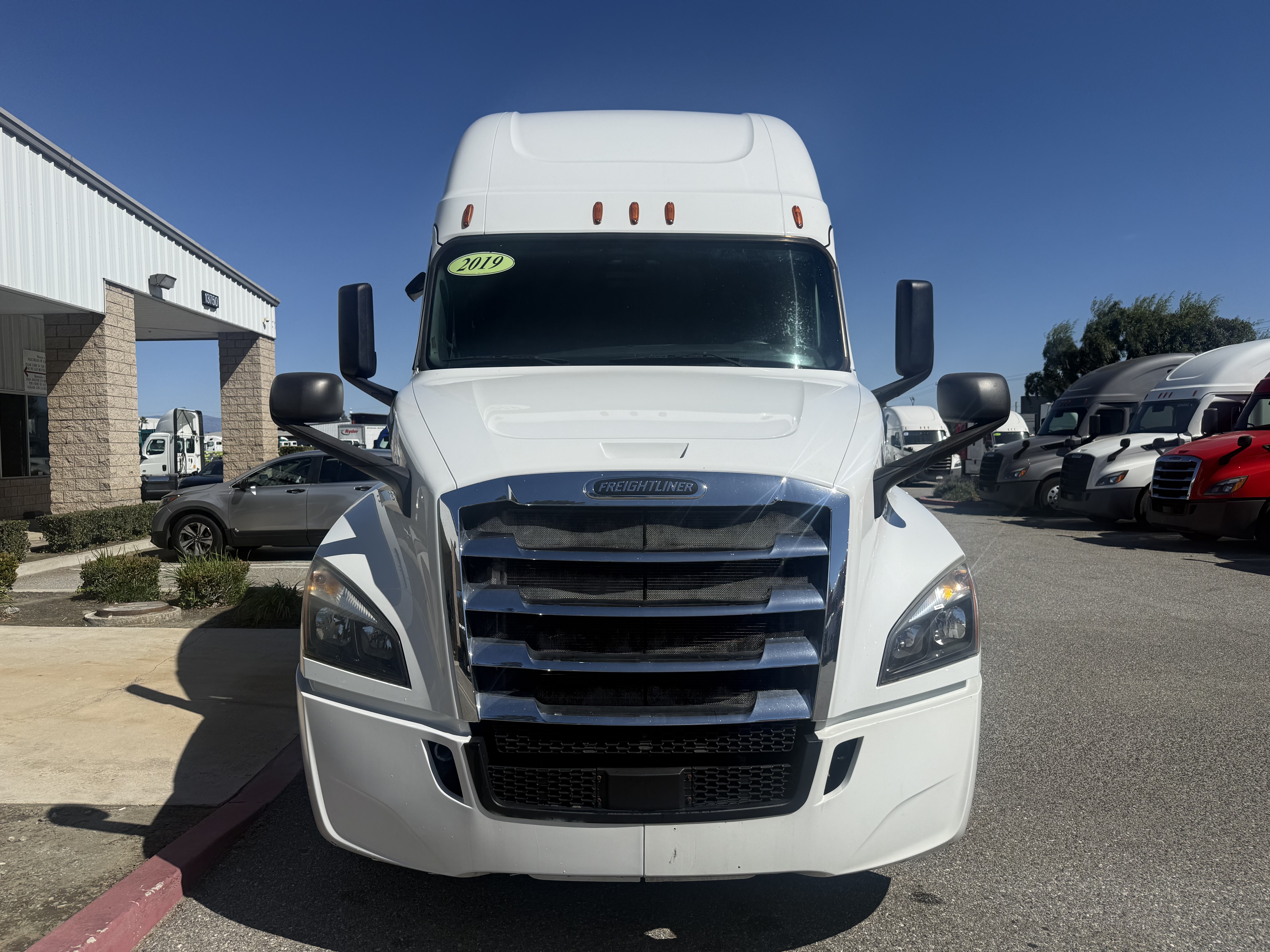 2019 FREIGHTLINER CASCADIA 126SLP - image 2