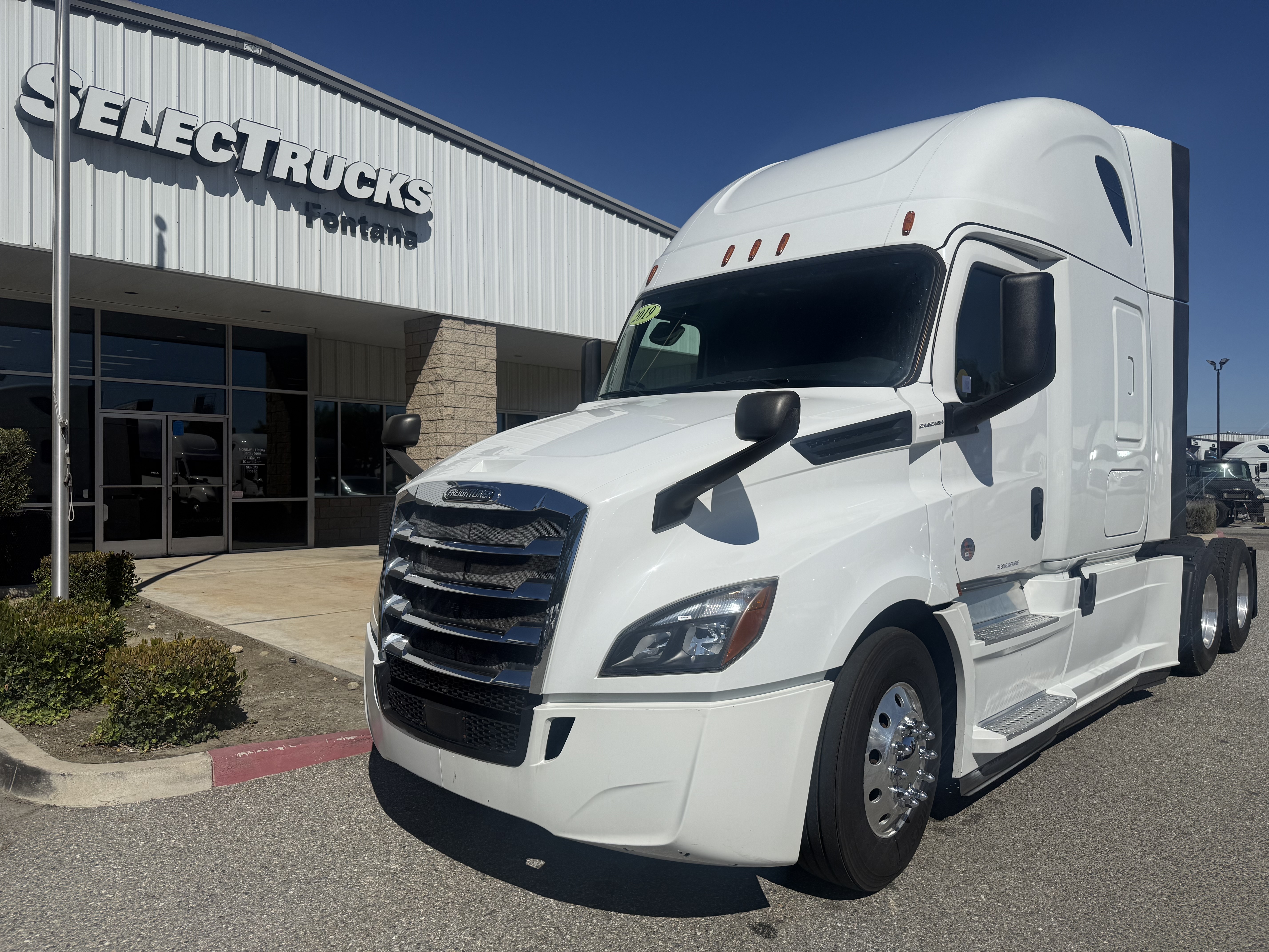 2019 FREIGHTLINER CASCADIA 126SLP - image 1