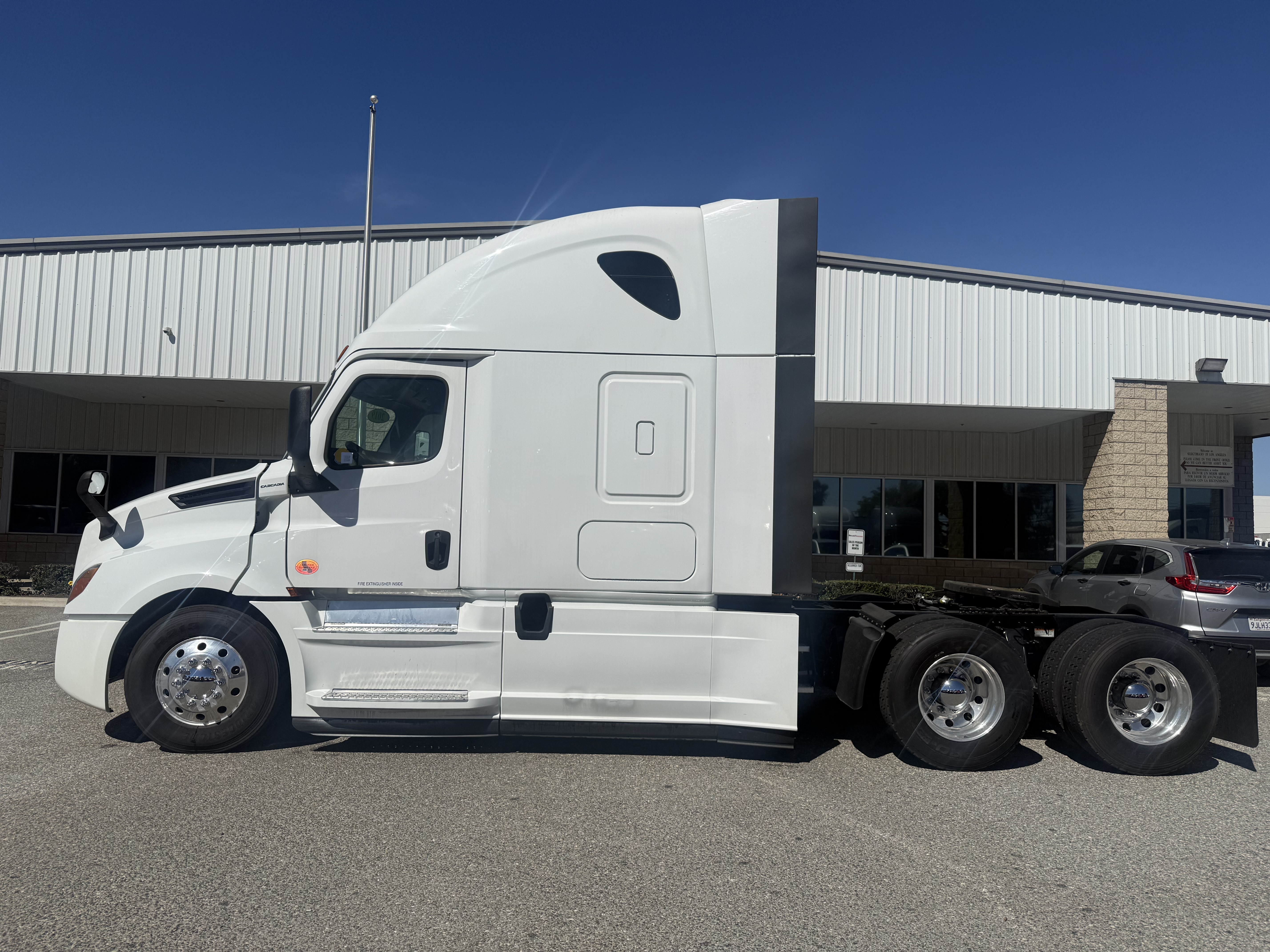 2019 FREIGHTLINER CASCADIA 126SLP - image 3