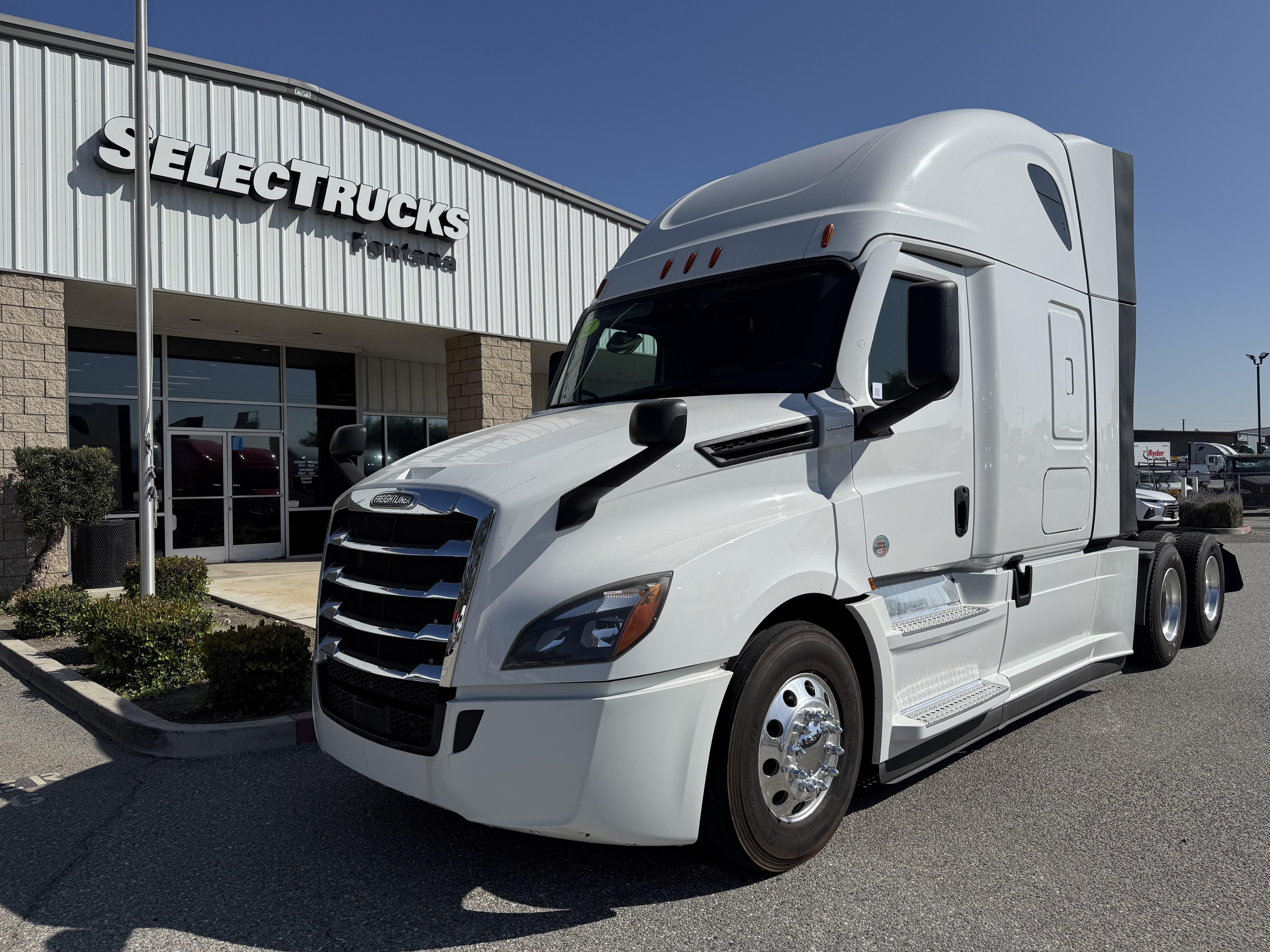 2021 FREIGHTLINER CASCADIA 126SLP - image 1