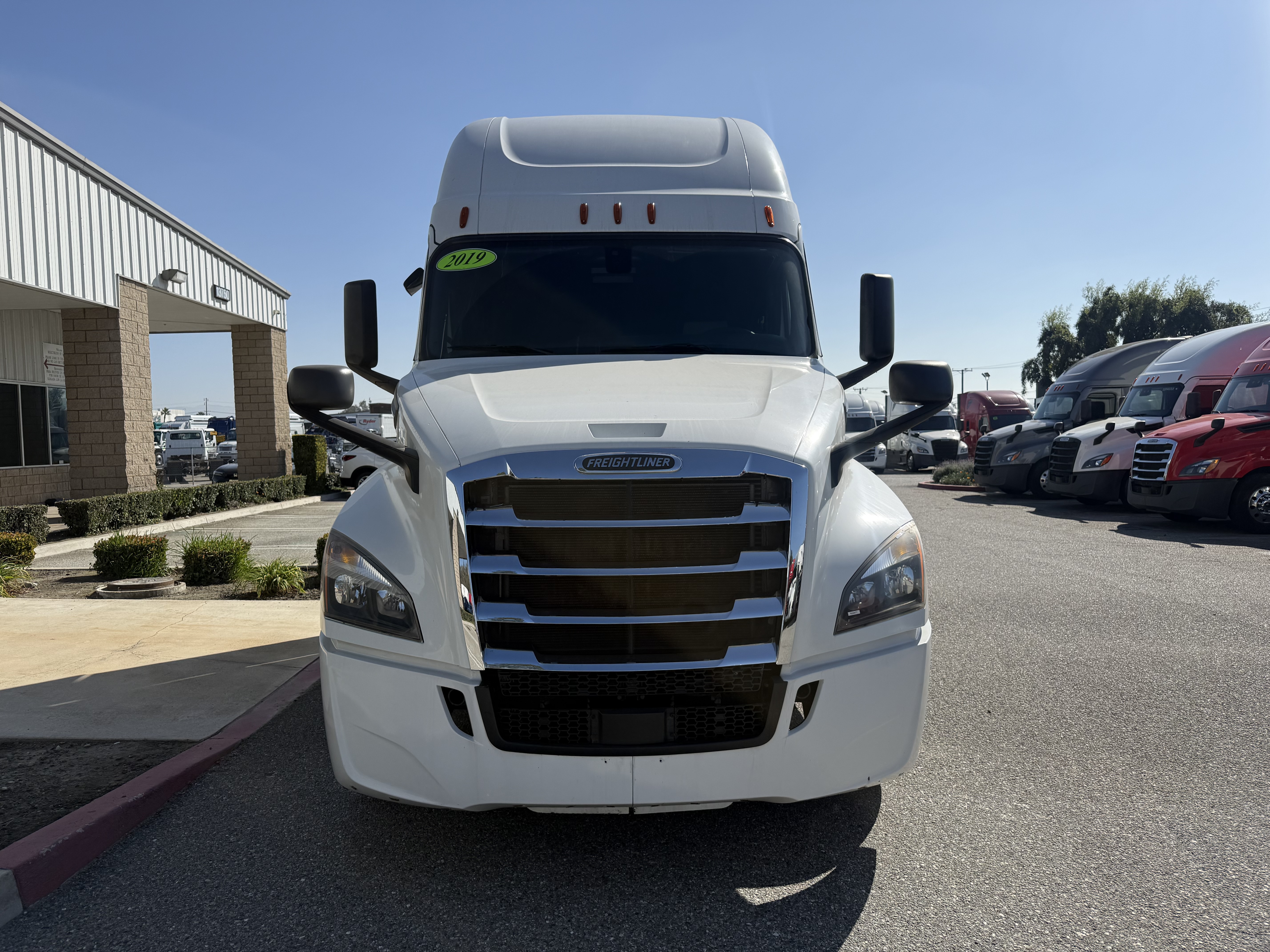 2019 FREIGHTLINER CASCADIA 126SLP - image 2