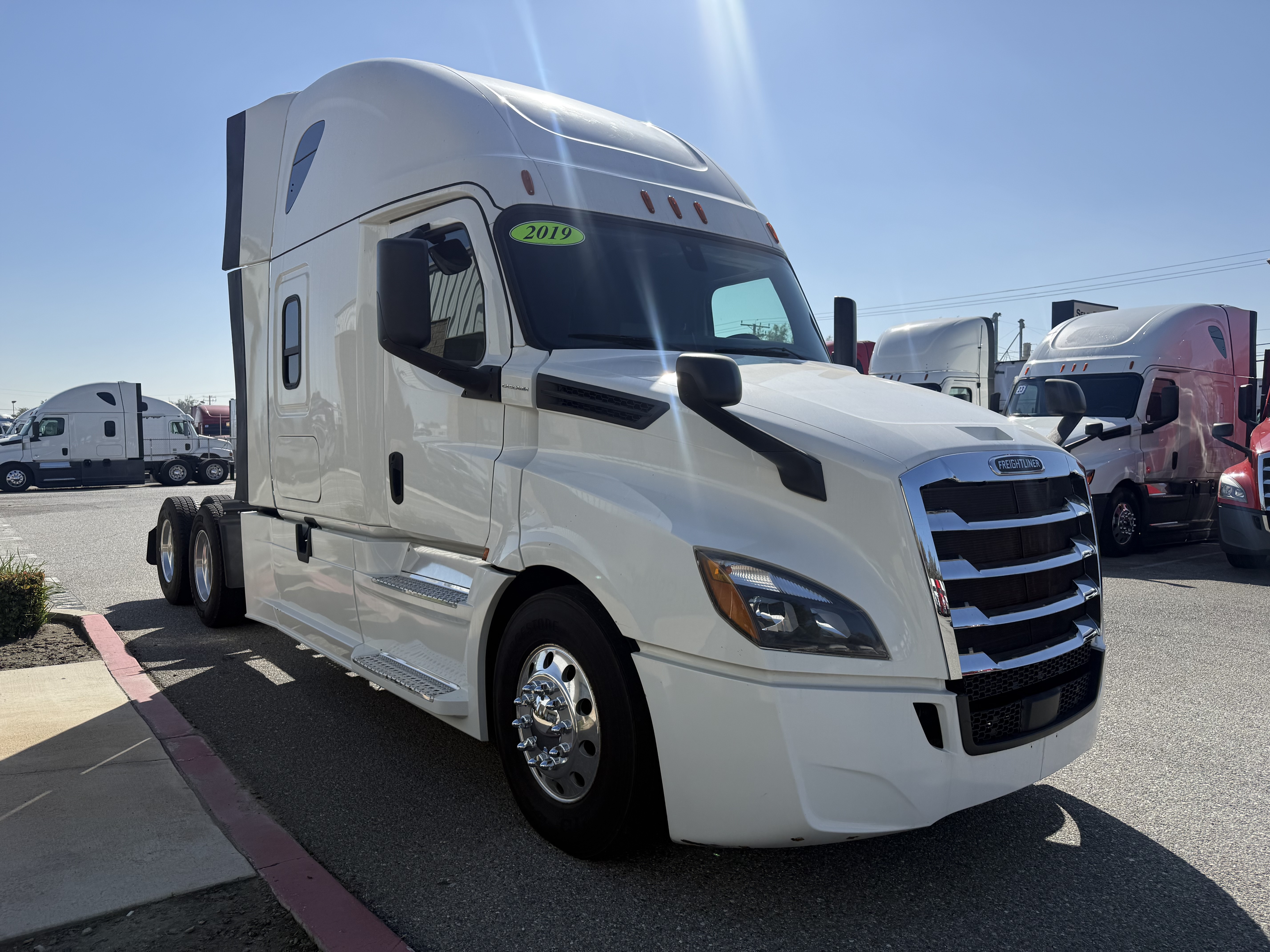 2019 FREIGHTLINER CASCADIA 126SLP - image 3