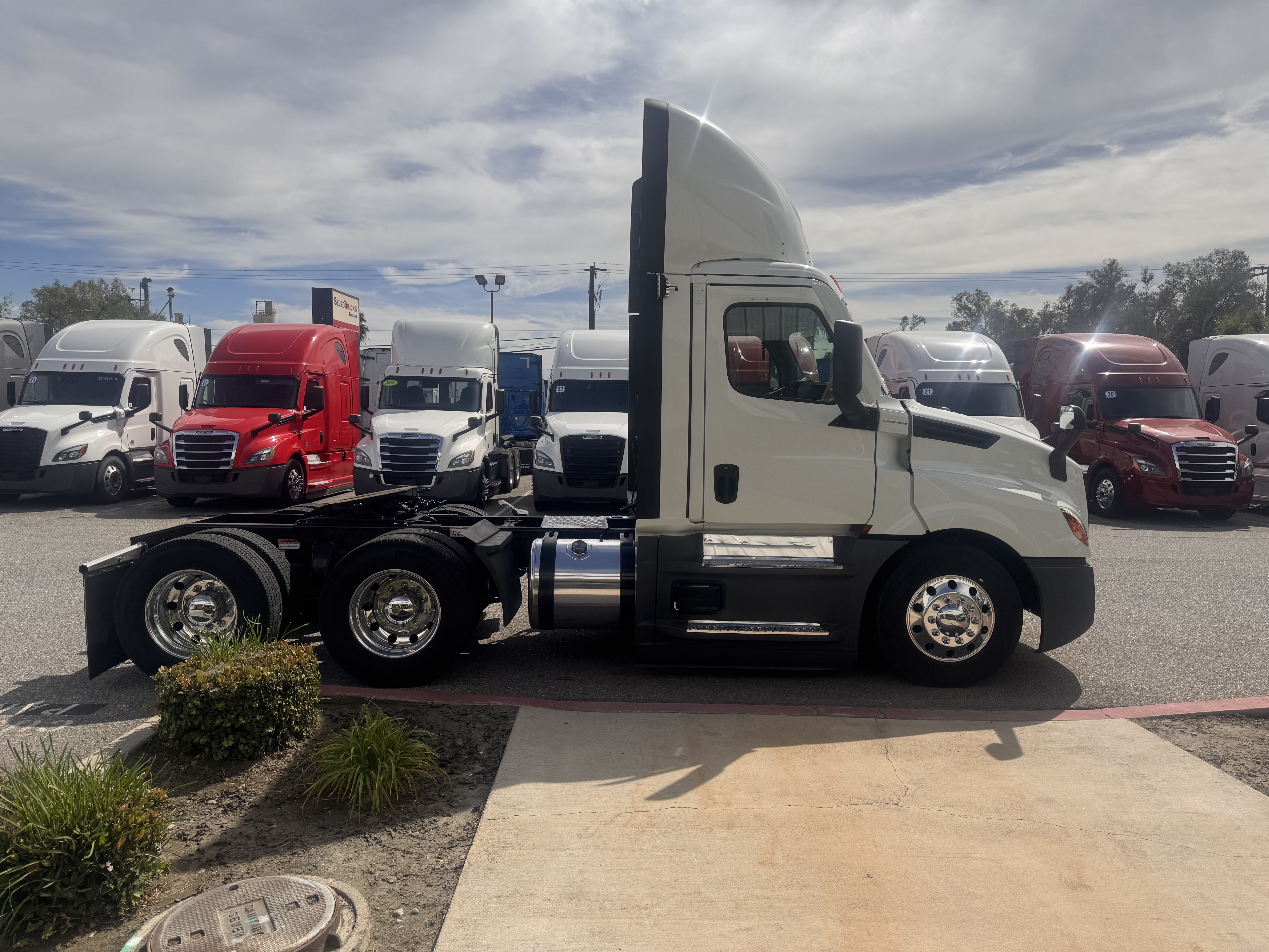 2022 FREIGHTLINER CASCADIA 126DC - image 8