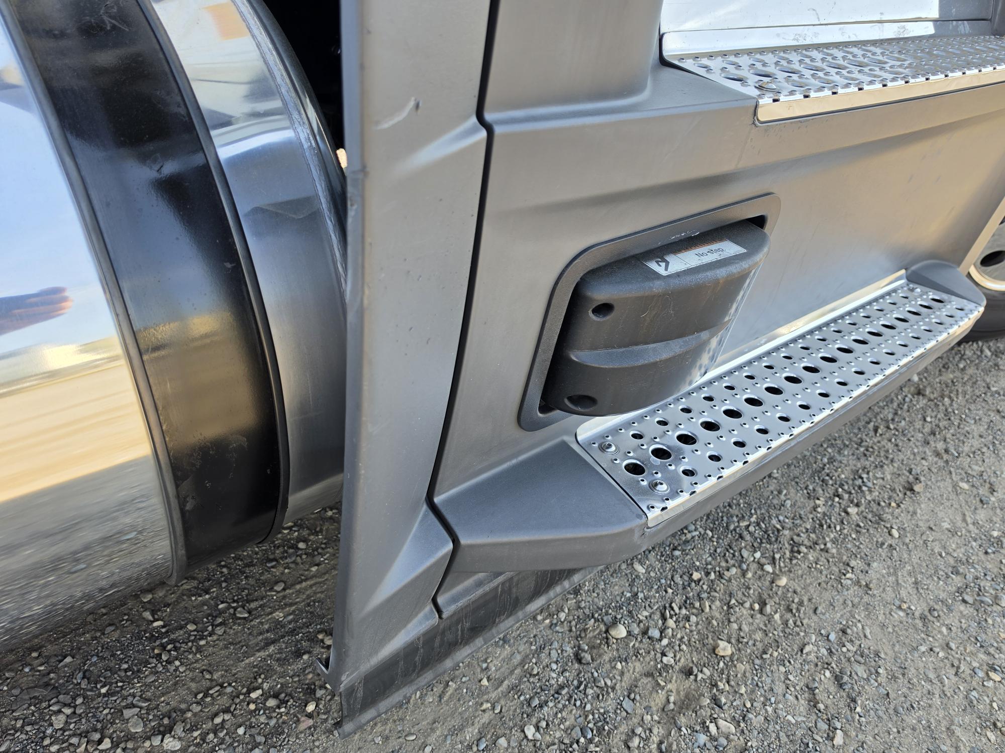 2022 FREIGHTLINER CASCADIA 126DC - image 19