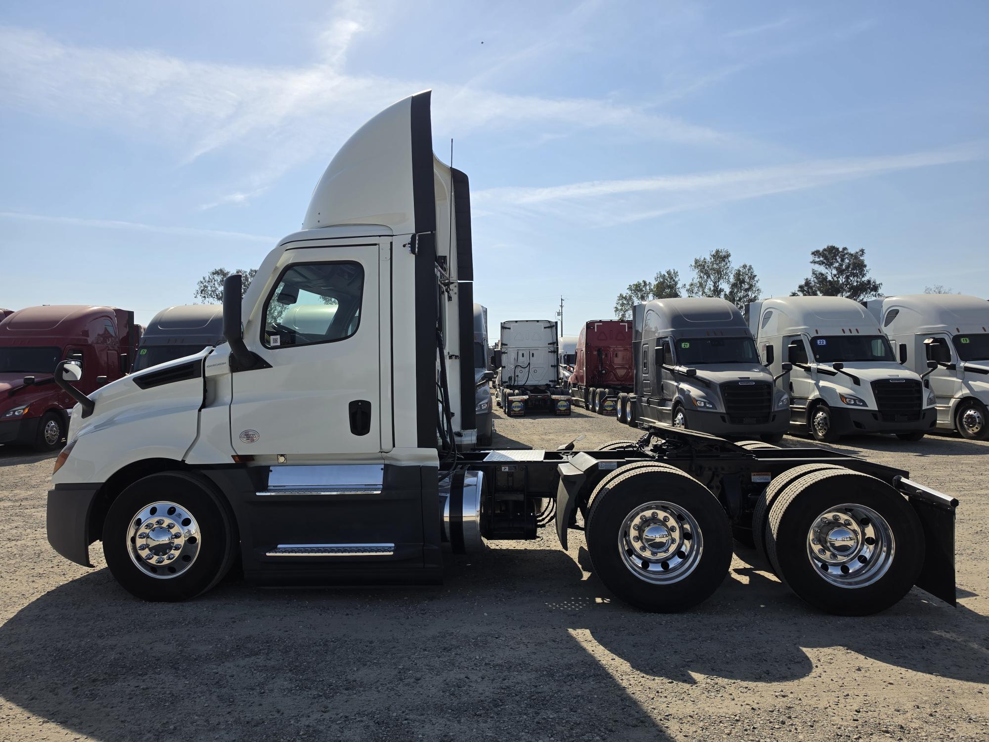 2022 FREIGHTLINER CASCADIA 126DC - image 3
