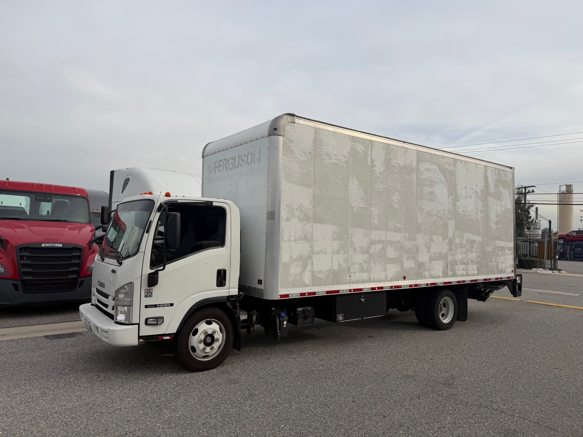 2019 ISUZU NPR - image 4