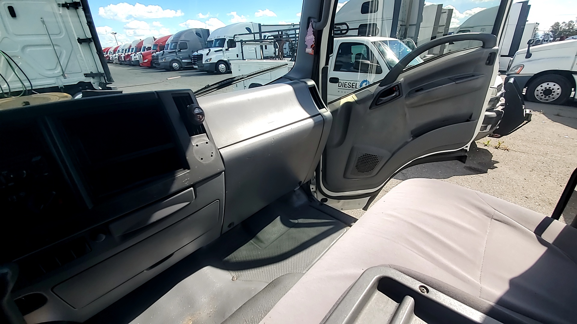 2019 ISUZU NPR - image 11