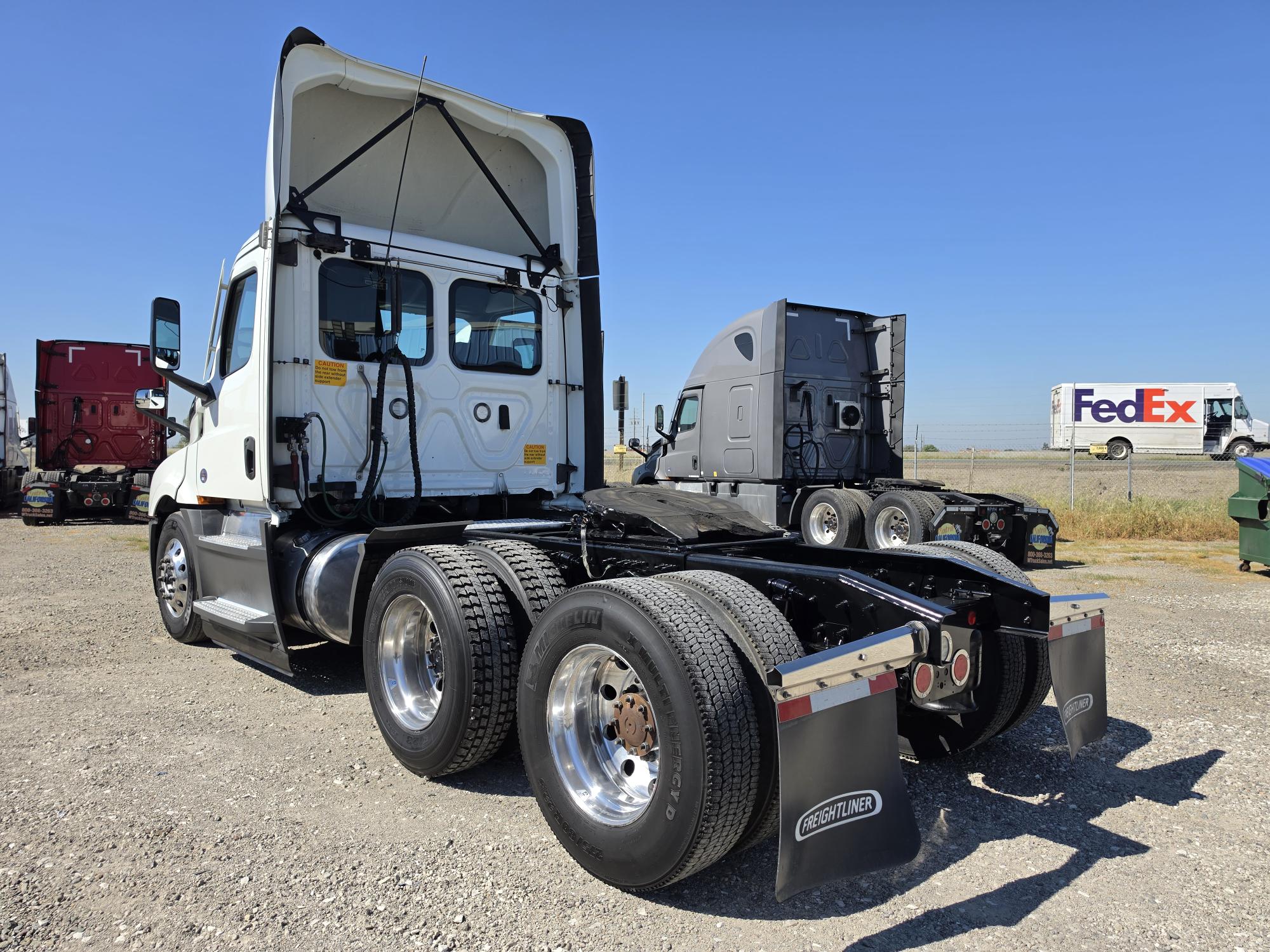 2022 FREIGHTLINER CASCADIA 126DC - image 4