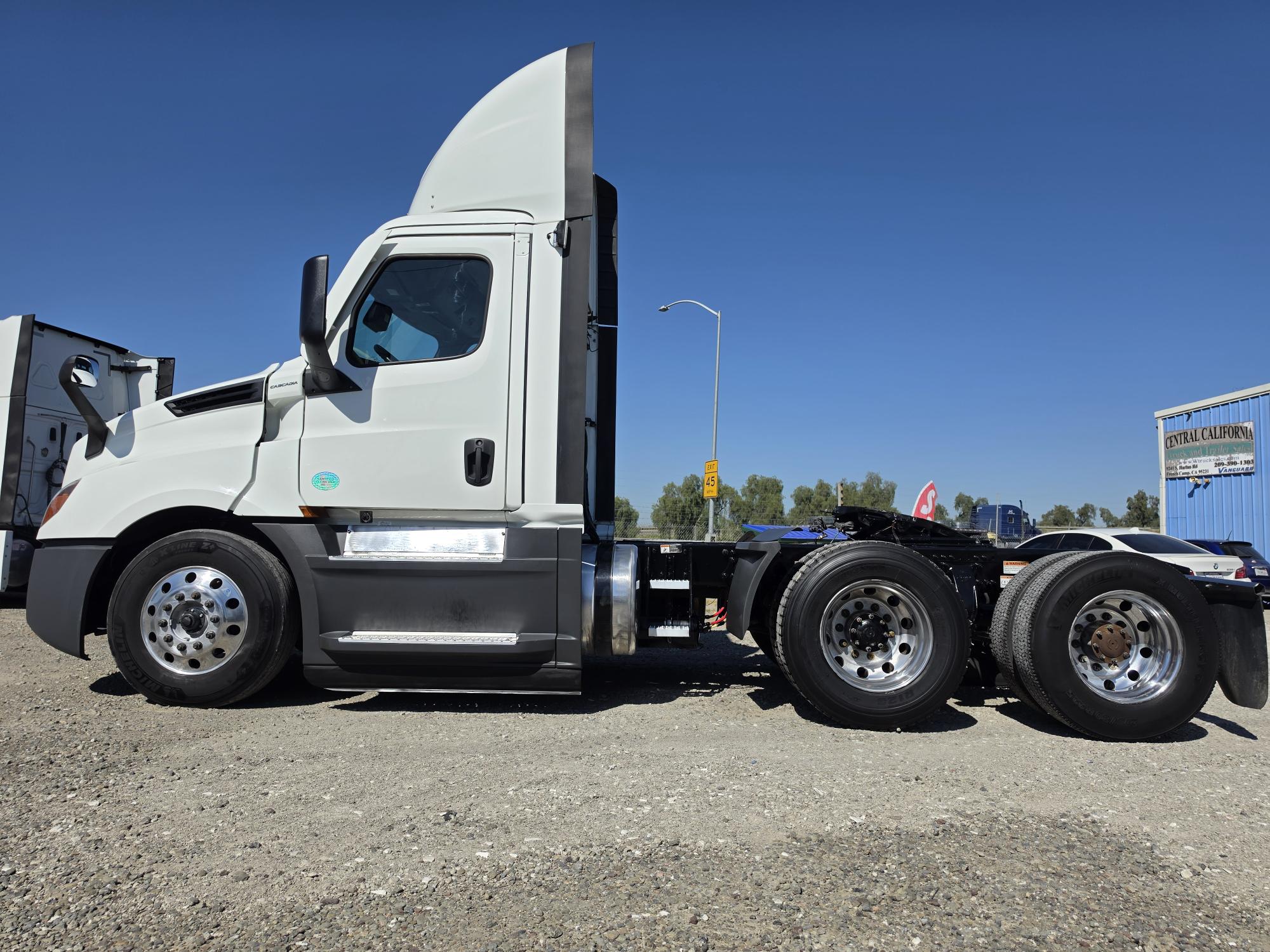 2022 FREIGHTLINER CASCADIA 126DC - image 3