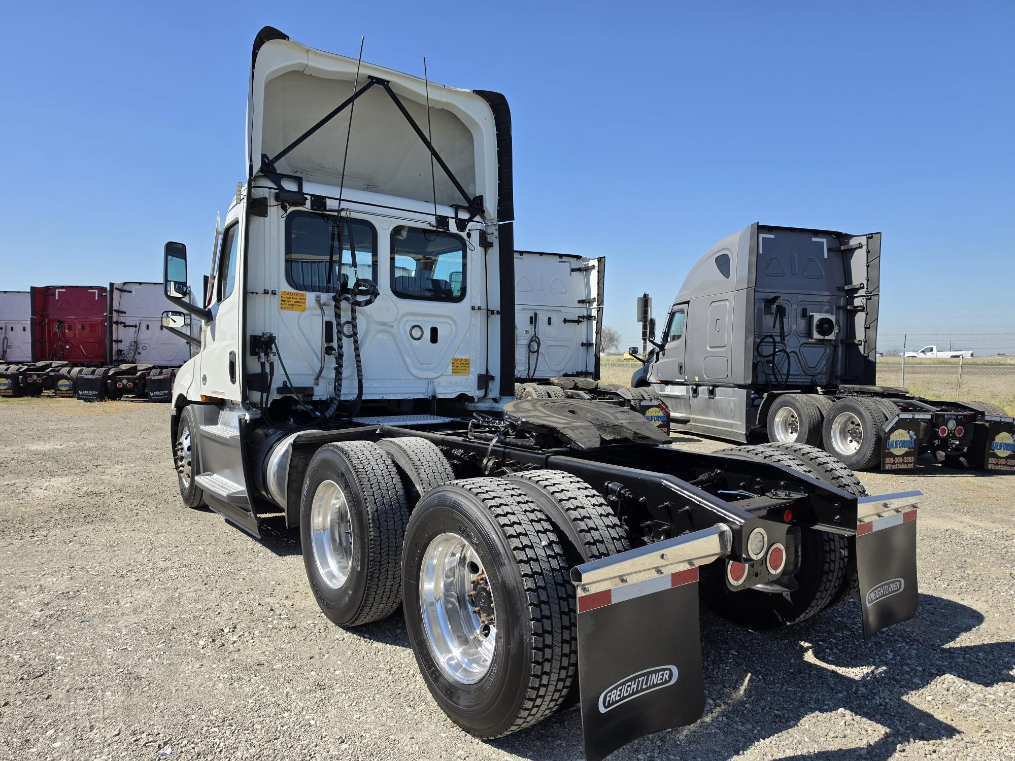 2022 FREIGHTLINER CASCADIA 126DC - image 4