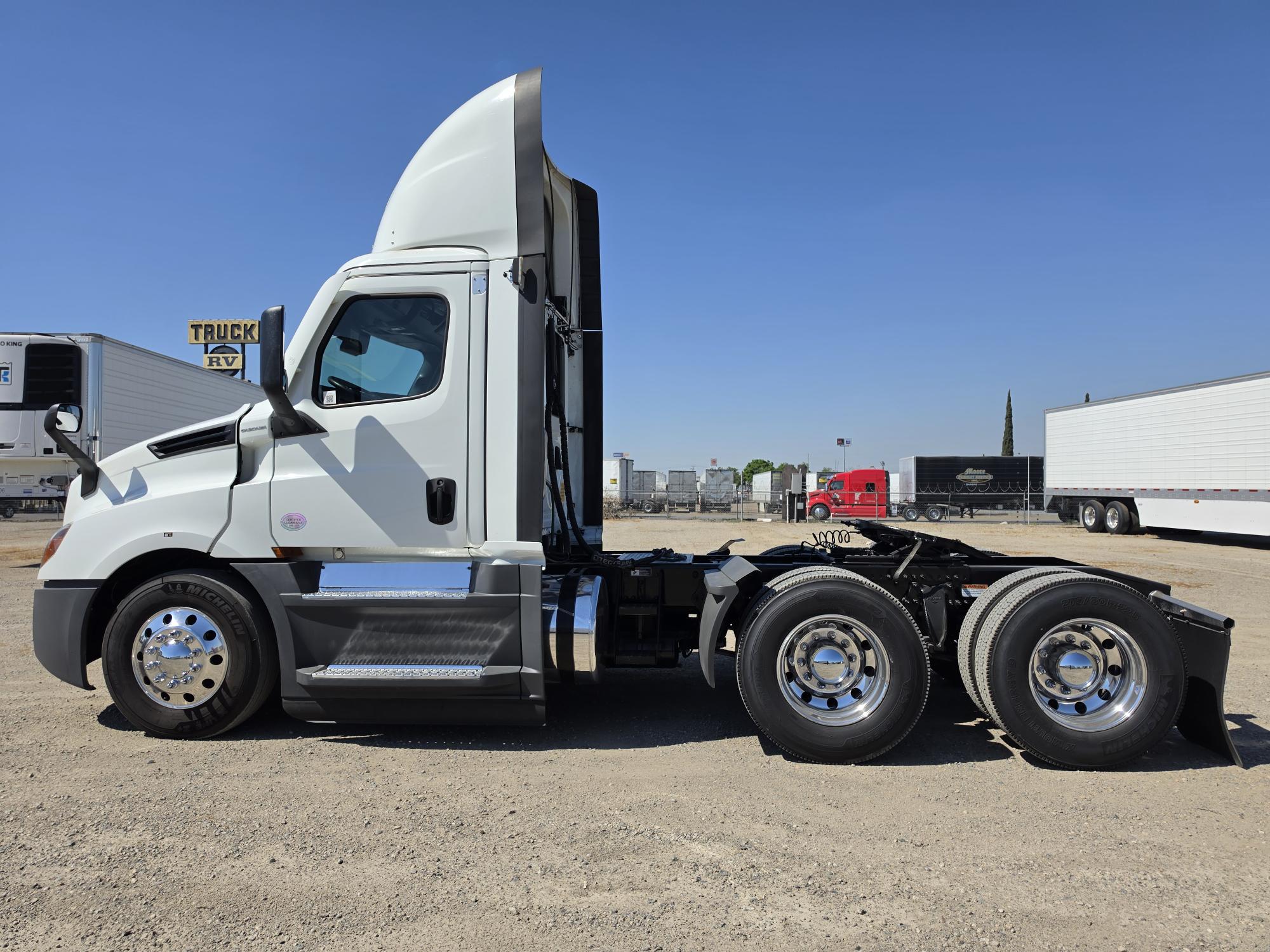 2022 FREIGHTLINER CASCADIA 126DC - image 3