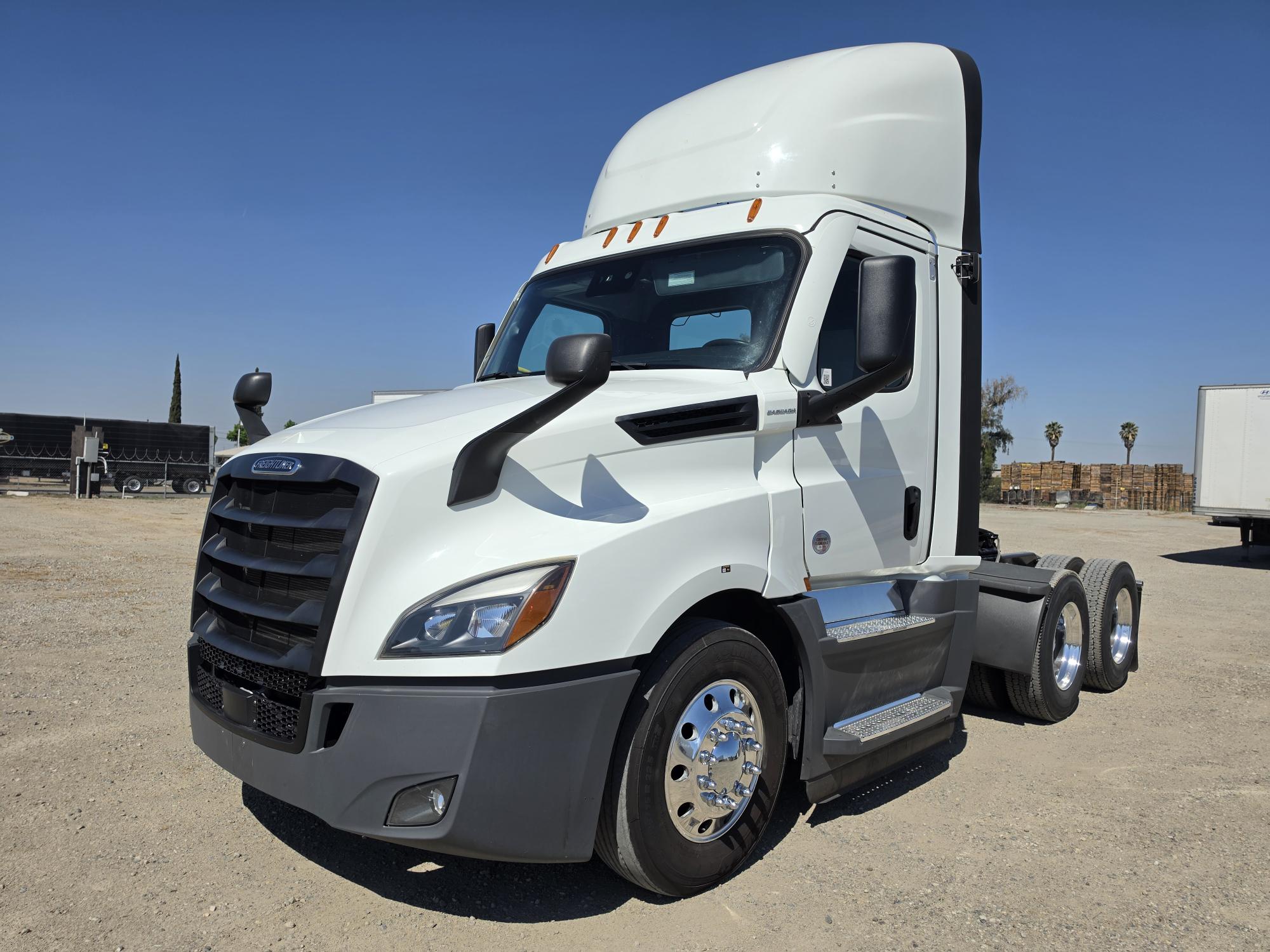 2022 FREIGHTLINER CASCADIA 126DC - image 1