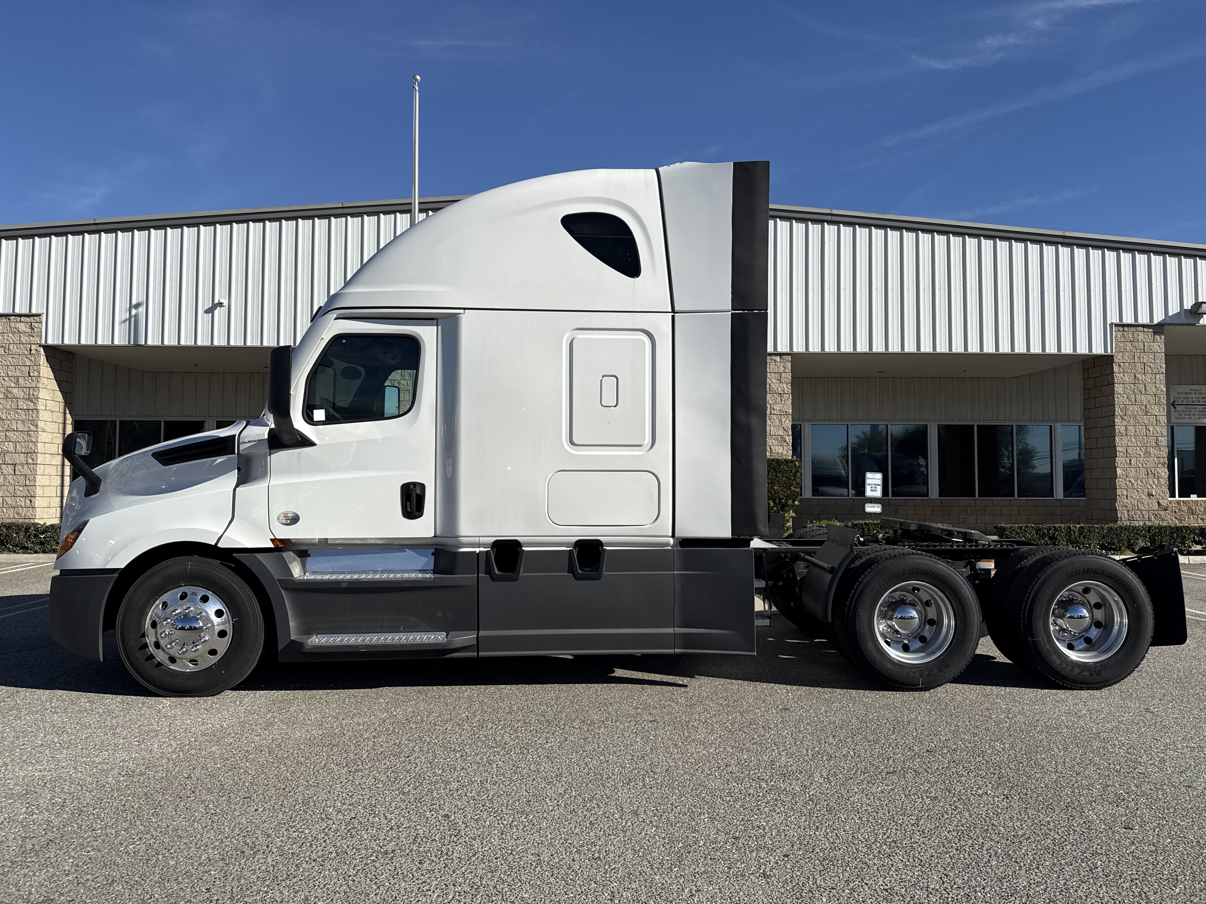 2023 FREIGHTLINER CASCADIA 126SLP - image 3
