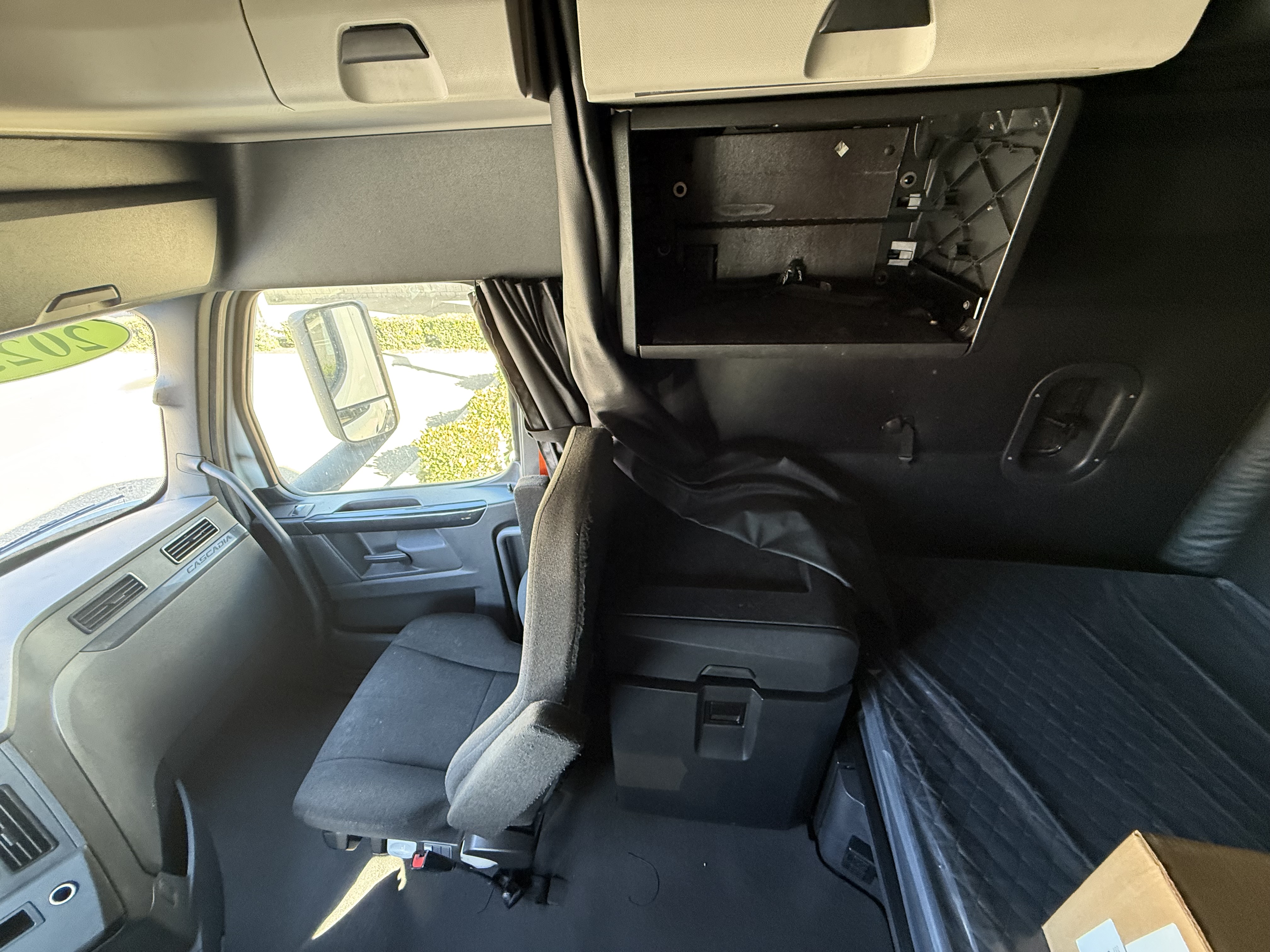 2023 FREIGHTLINER CASCADIA 126SLP - image 17